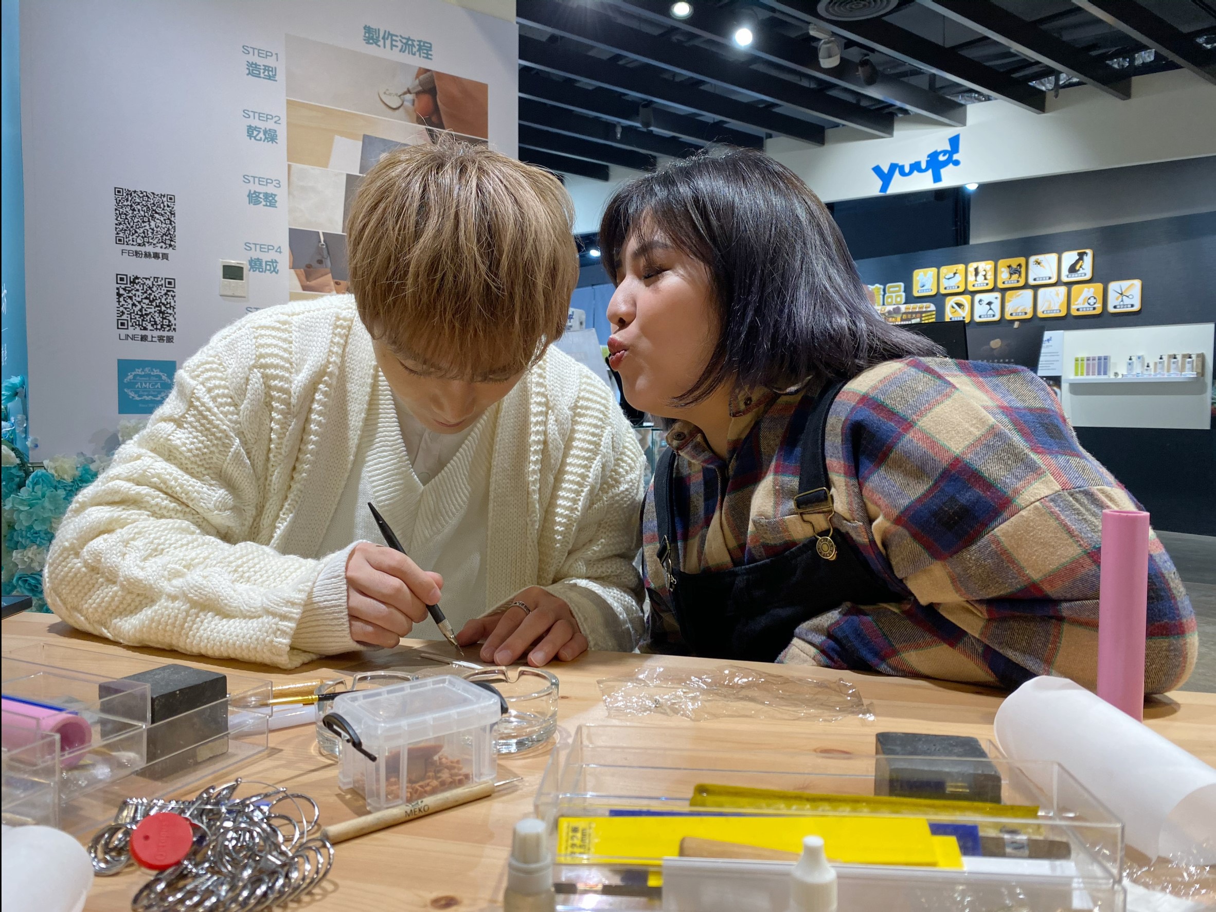 佳沁相當入戲，還作勢要親吻古曜威。（單純夢想文創事業提供）