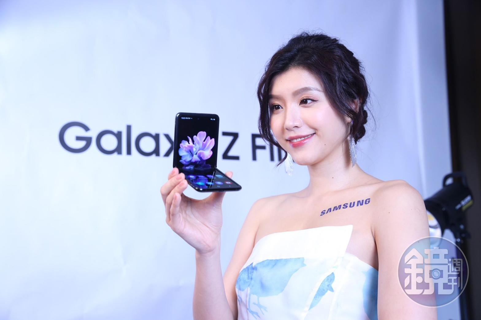 三星推出摺疊機Galaxy Z Flip於2月下旬就要在台銷售，但售價一樣不便宜，預購價48,880元。