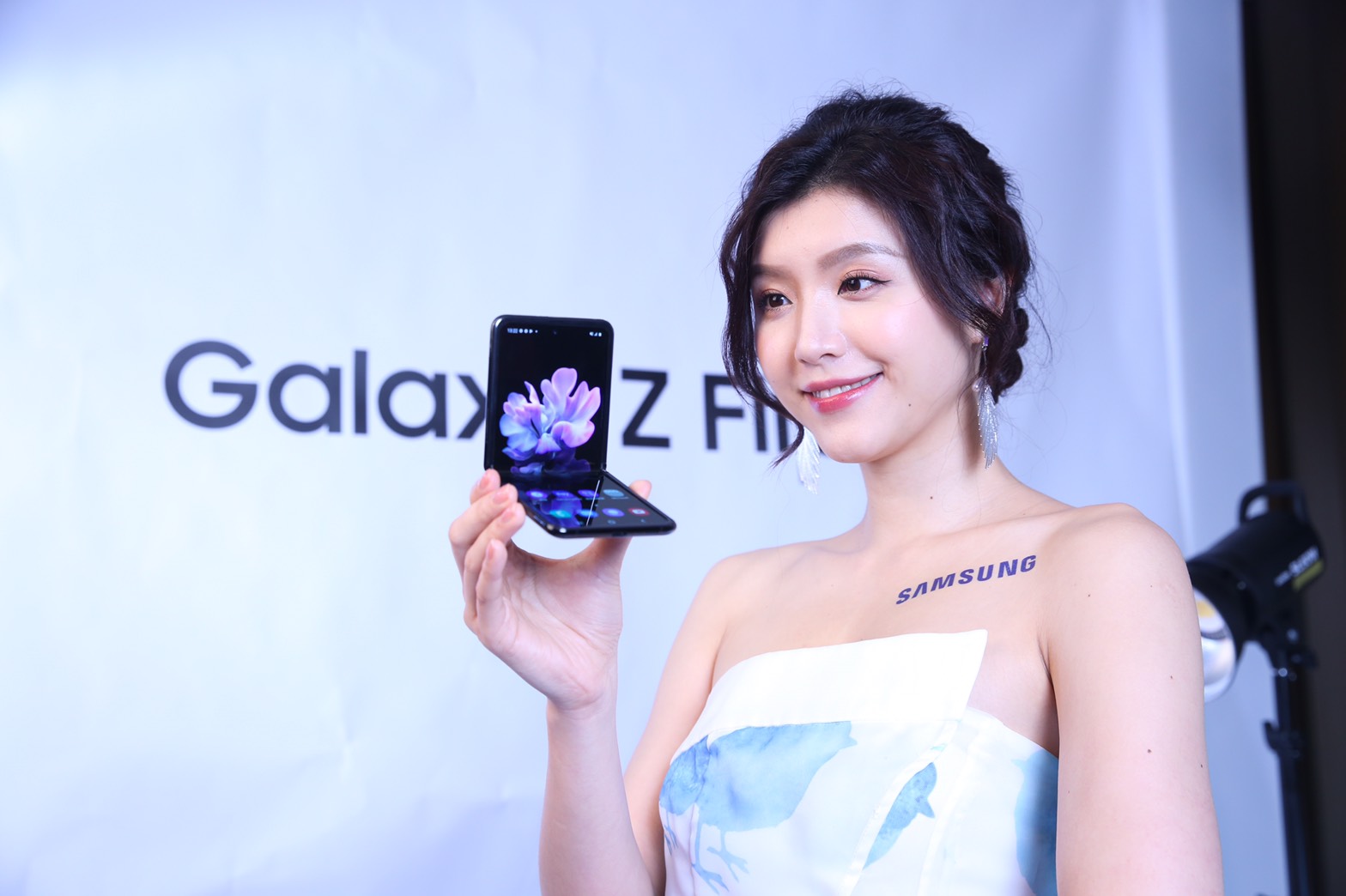 三星推出摺疊機Galaxy Z Flip於2月下旬就要在台銷售，但售價一樣不便宜，預購價48,880元。