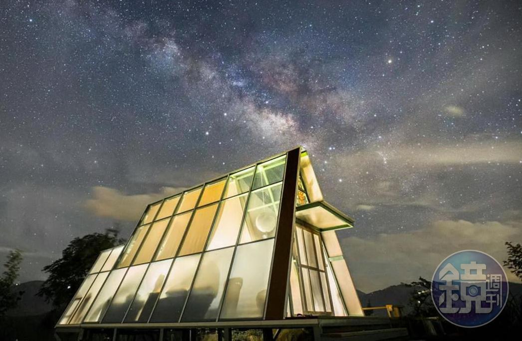 住在玻璃屋內,就有機會躺在床上看銀河。