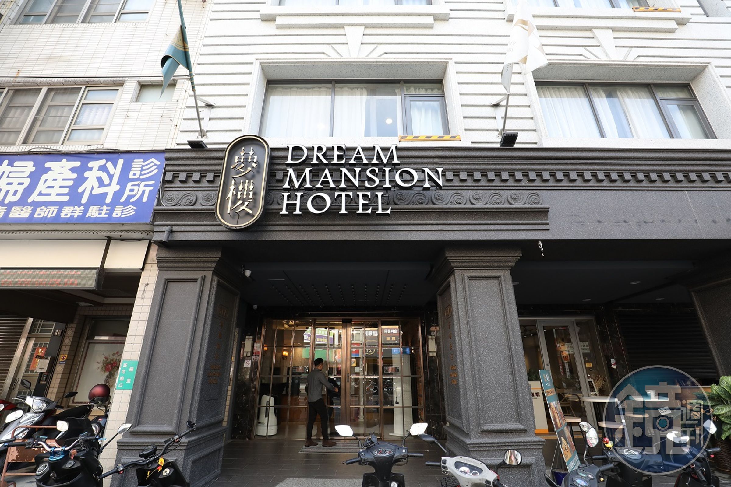「夢樓旅店」在馬路旁，門口寬度不大。