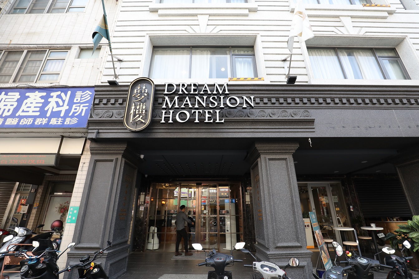 「夢樓旅店」在馬路旁，門口寬度不大。