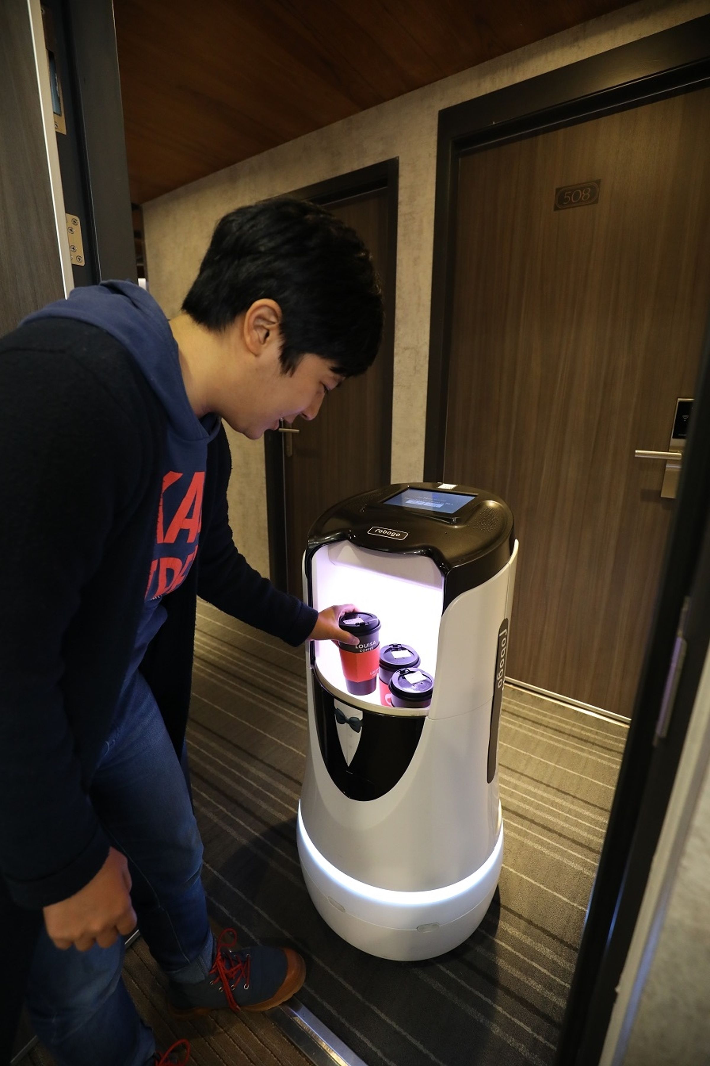 我特別從外頭點了兩杯飲料，測試機器人訂餐服務。