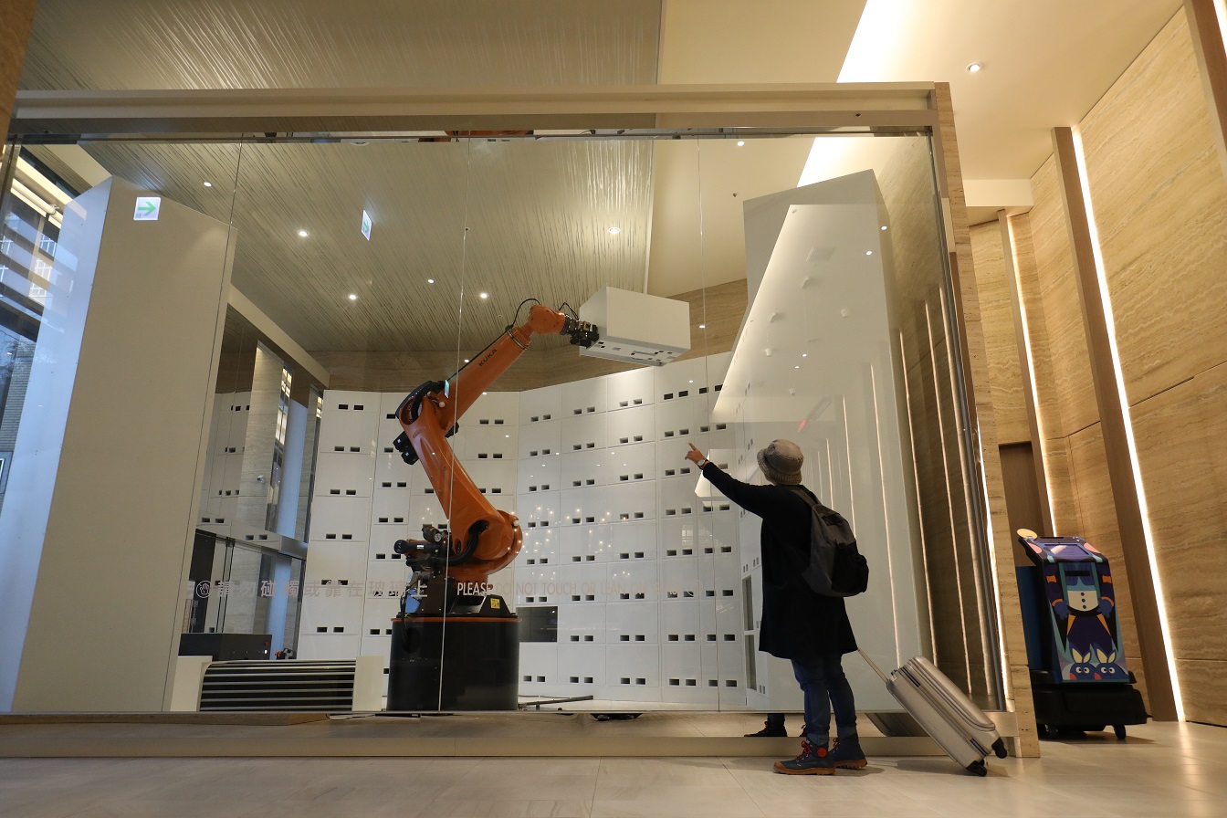 飯店大廳可以看見巨大的機械手臂，用來存放行李。
