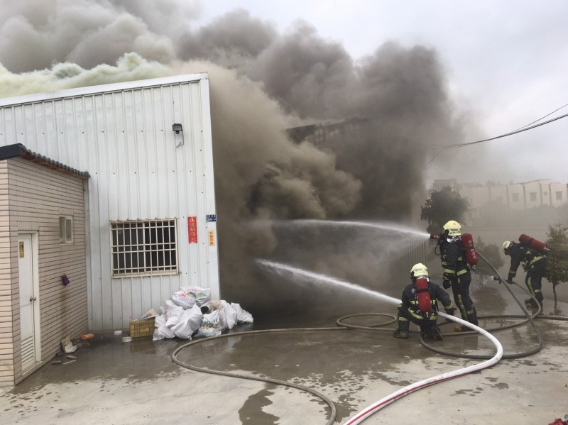 鹿港鐵皮屋失火，消防人員到場灌救。（消防局提供）