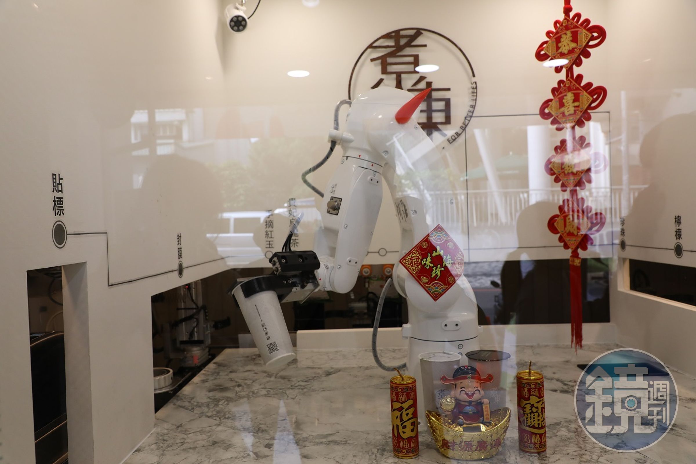 機械手臂的手搖飲店，很受到歡迎。