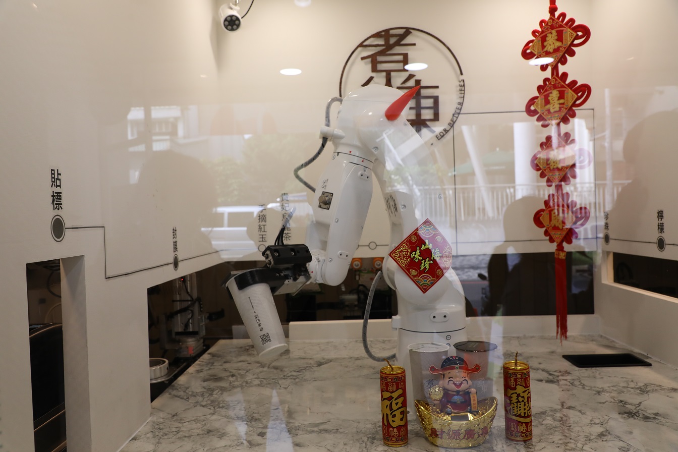 機械手臂的手搖飲店，很受到歡迎。