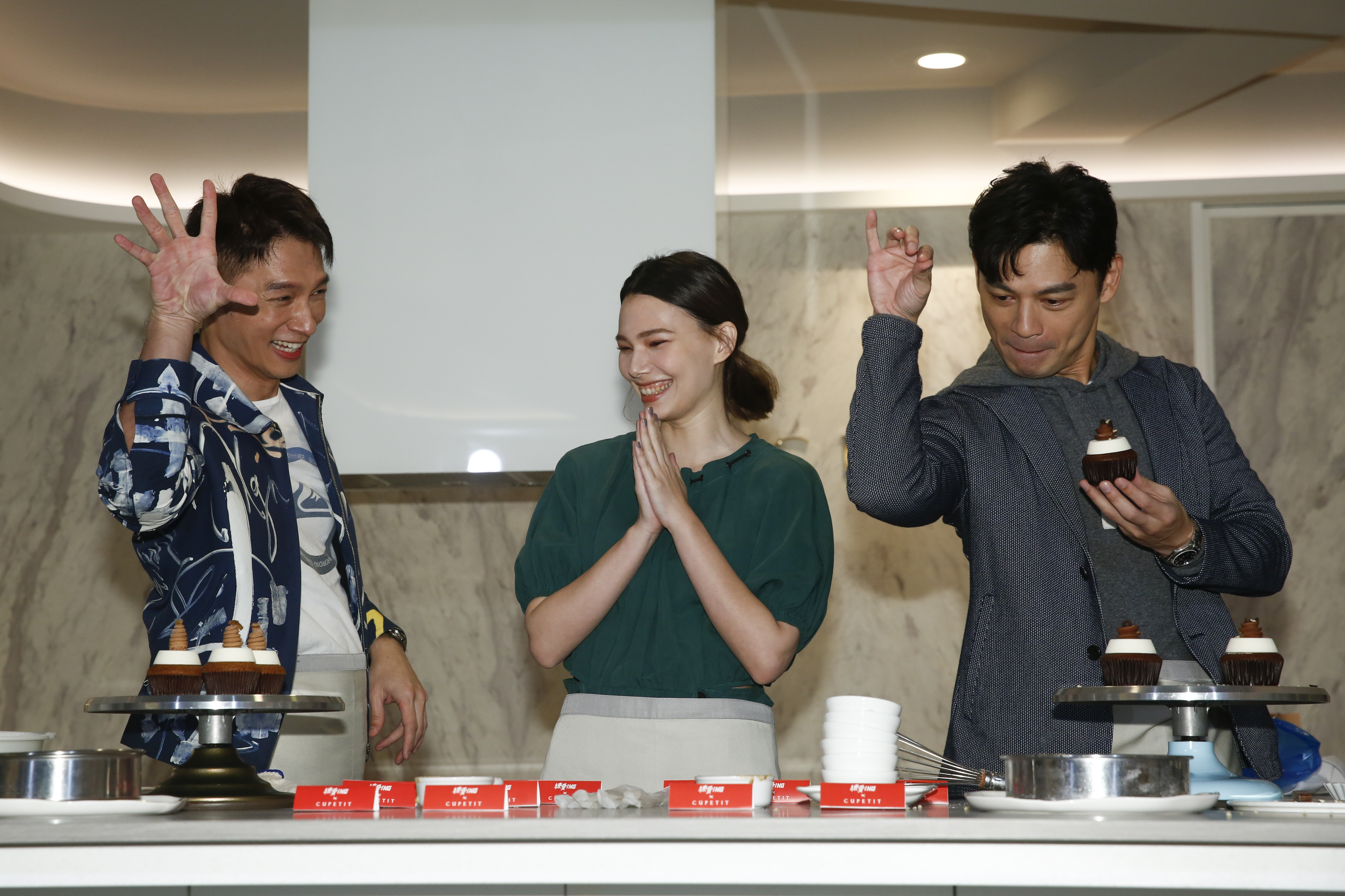 為了情人節一起做杯子蛋糕應景，阿KEN（右一）忍不住模仿起「灑鹽」的浮誇動作。