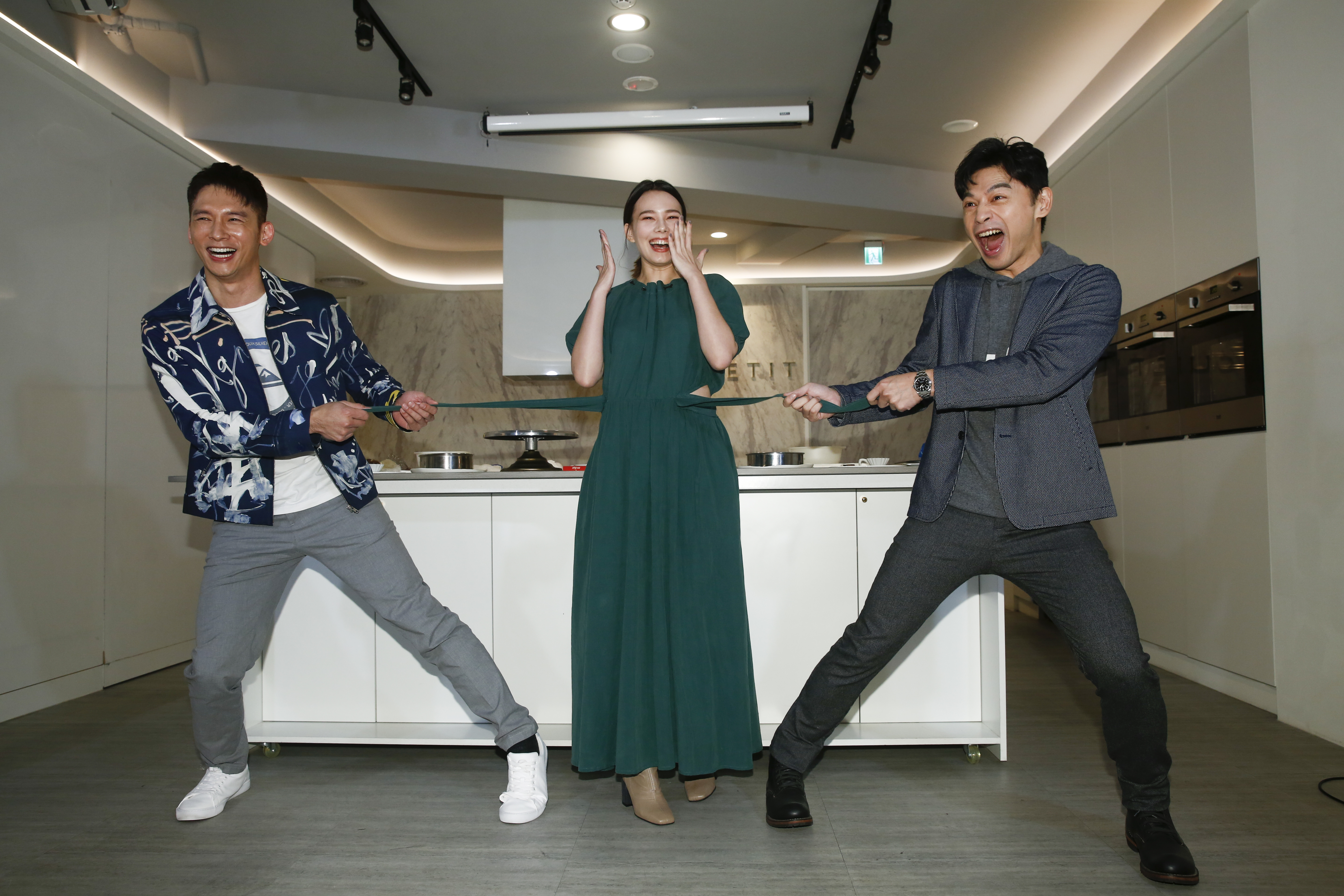 溫昇豪（左起）、紀培慧、阿KEN在《練愛iNG》變成情敵，兩男爭一女。