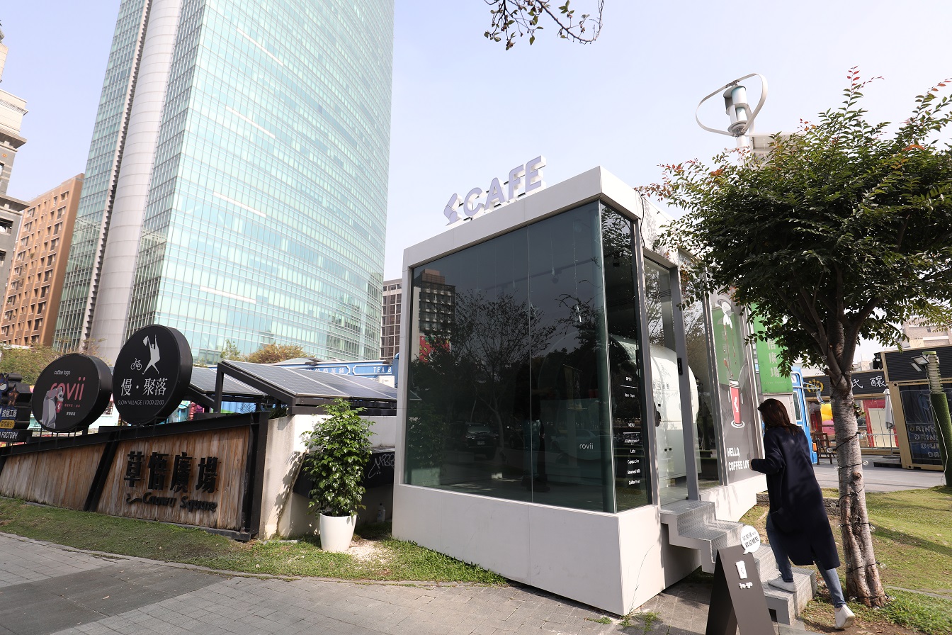 外觀很有科技感，就放在草地上。