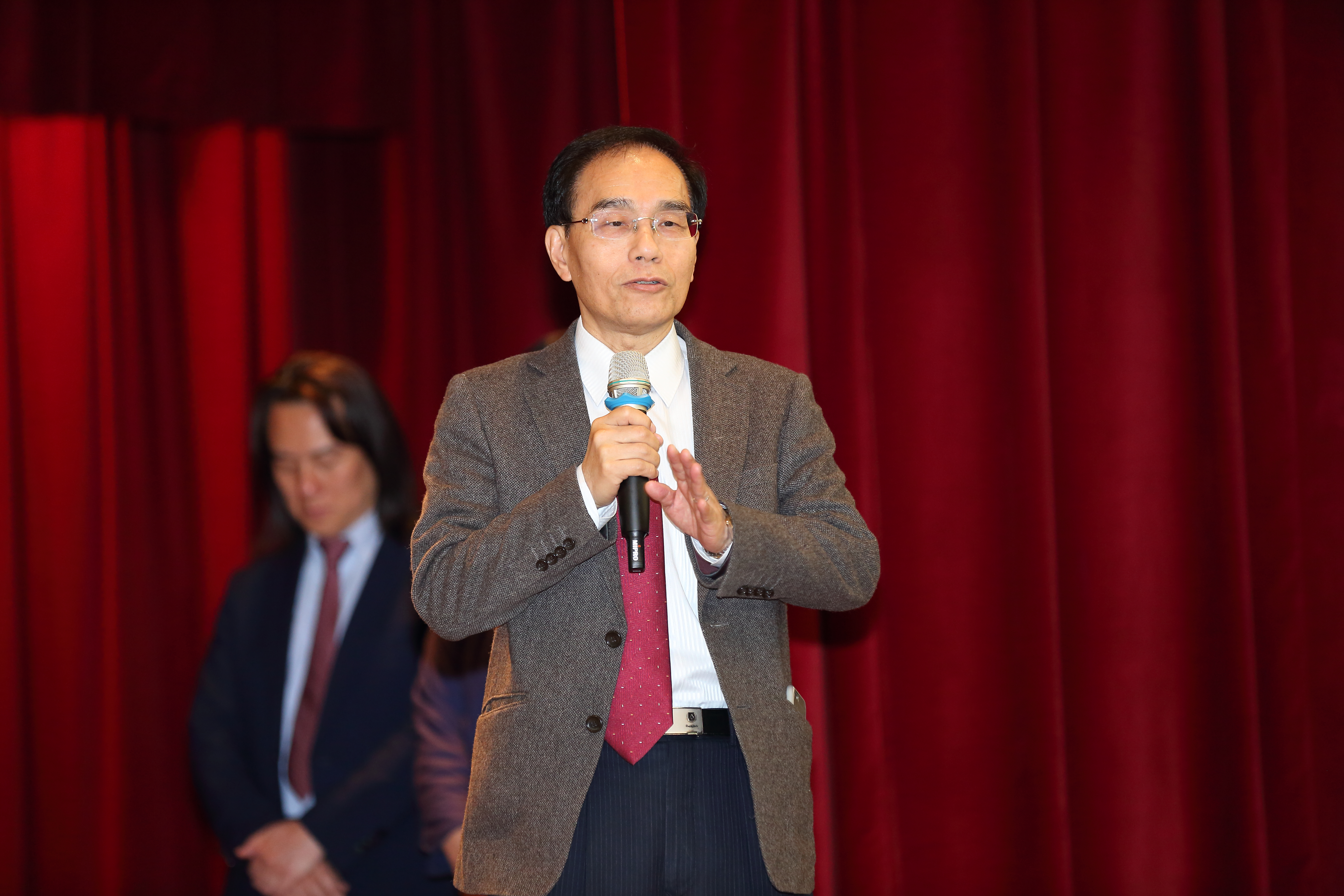 年近70的戴正吳知道總有交棒的一天，認為下任接班人必須具備4大條件。