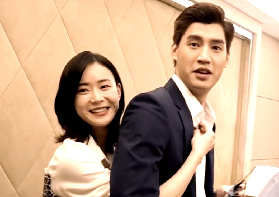 鍾瑶（左）、羅宏正（右）在《跟鯊魚接吻》，飾演一對相互競爭又必須相互合作的冤家。（三立提供）