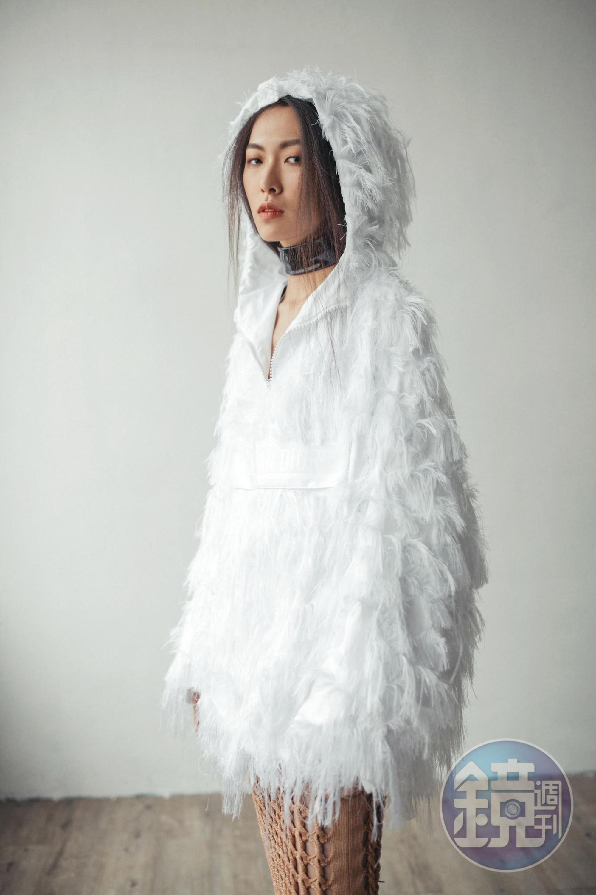 雪白剪線緹花流蘇短大衣 NT$195,000 by Dior;鏤空設計長裙 價格店洽 by FENDI;皮革寬頸鍊 NT$13,500 by GUCCI。