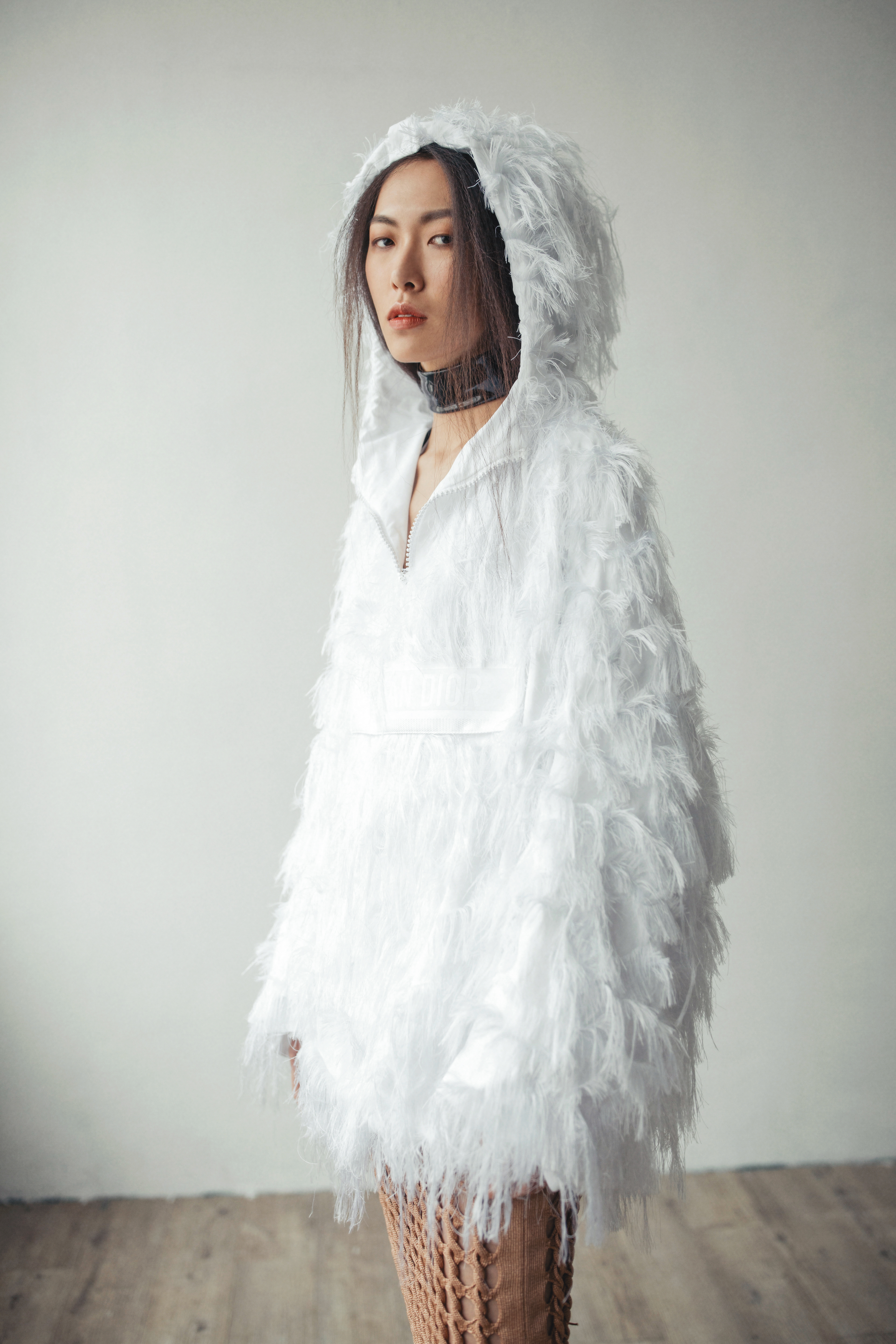 雪白剪線緹花流蘇短大衣 NT$195,000 by Dior;鏤空設計長裙 價格店洽 by FENDI;皮革寬頸鍊 NT$13,500 by GUCCI。
