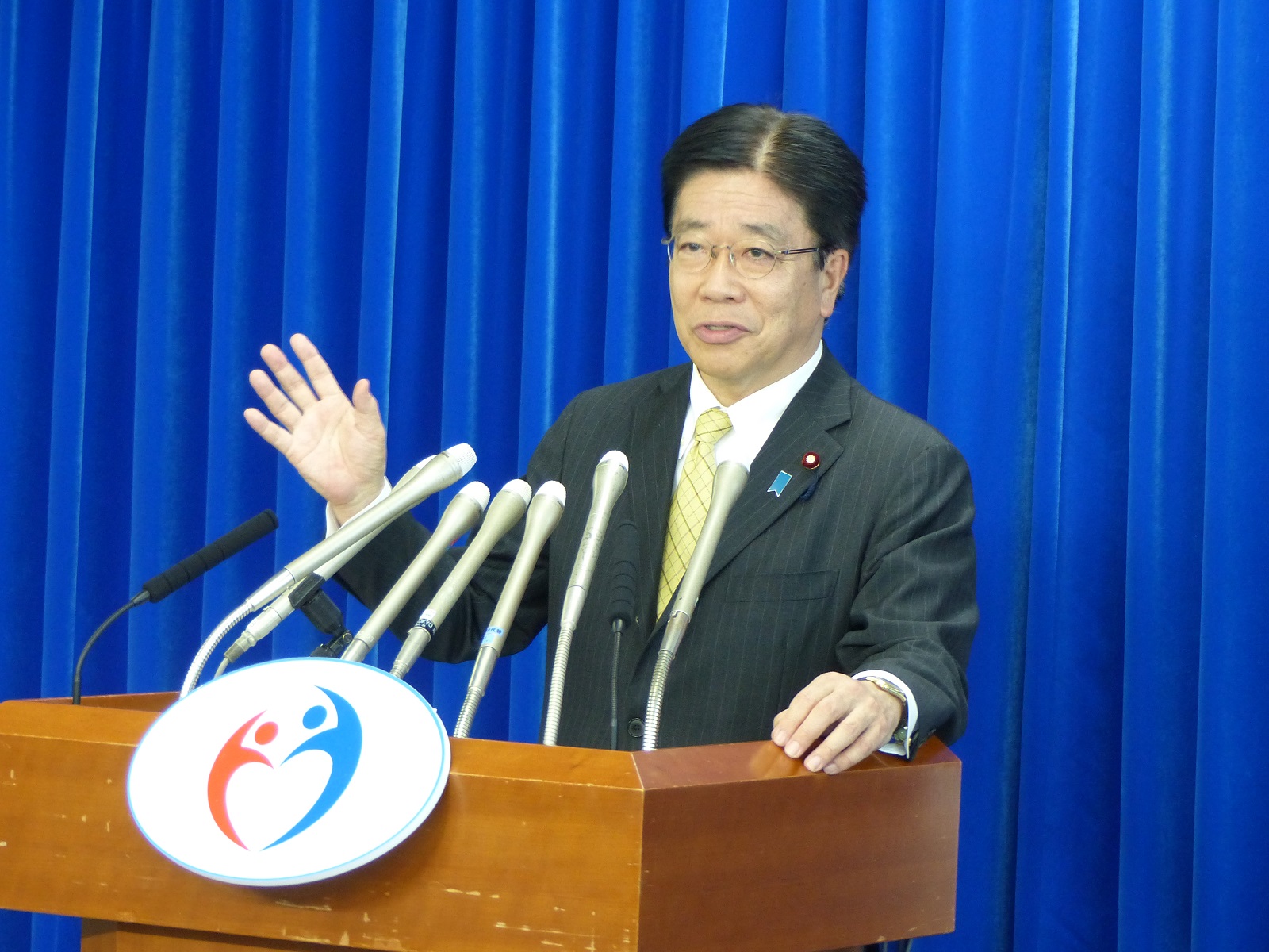 日本厚生勞動省今（13日）召開緊急記者會，一名80多歲的神奈川女性因肺炎死亡。（翻攝自厚生労働省Twitter）