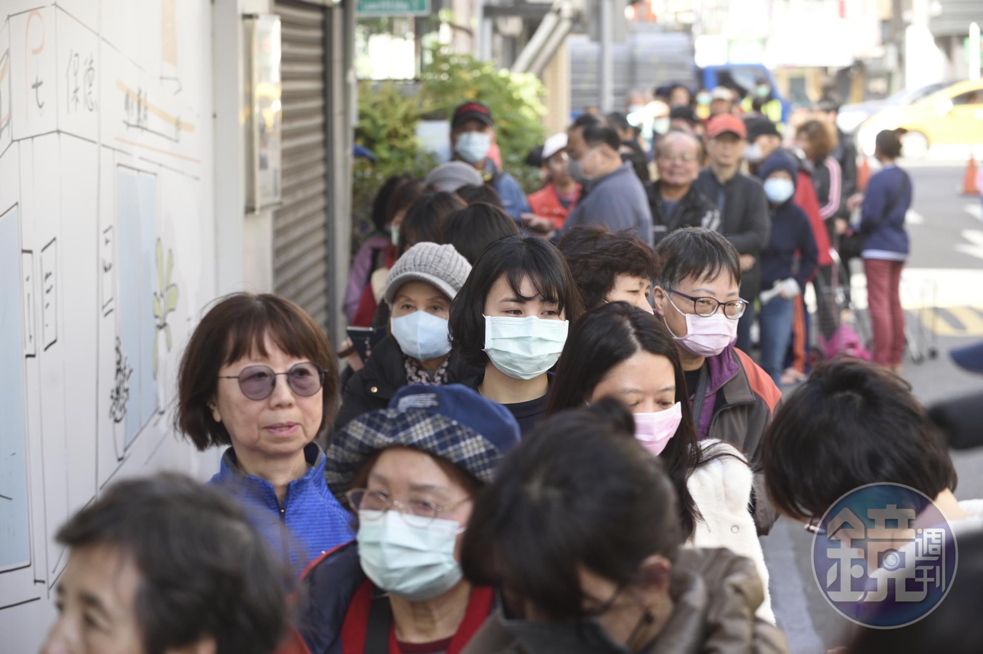 經濟部宣布延長口罩出口禁令、政府徵用口罩至四月底。