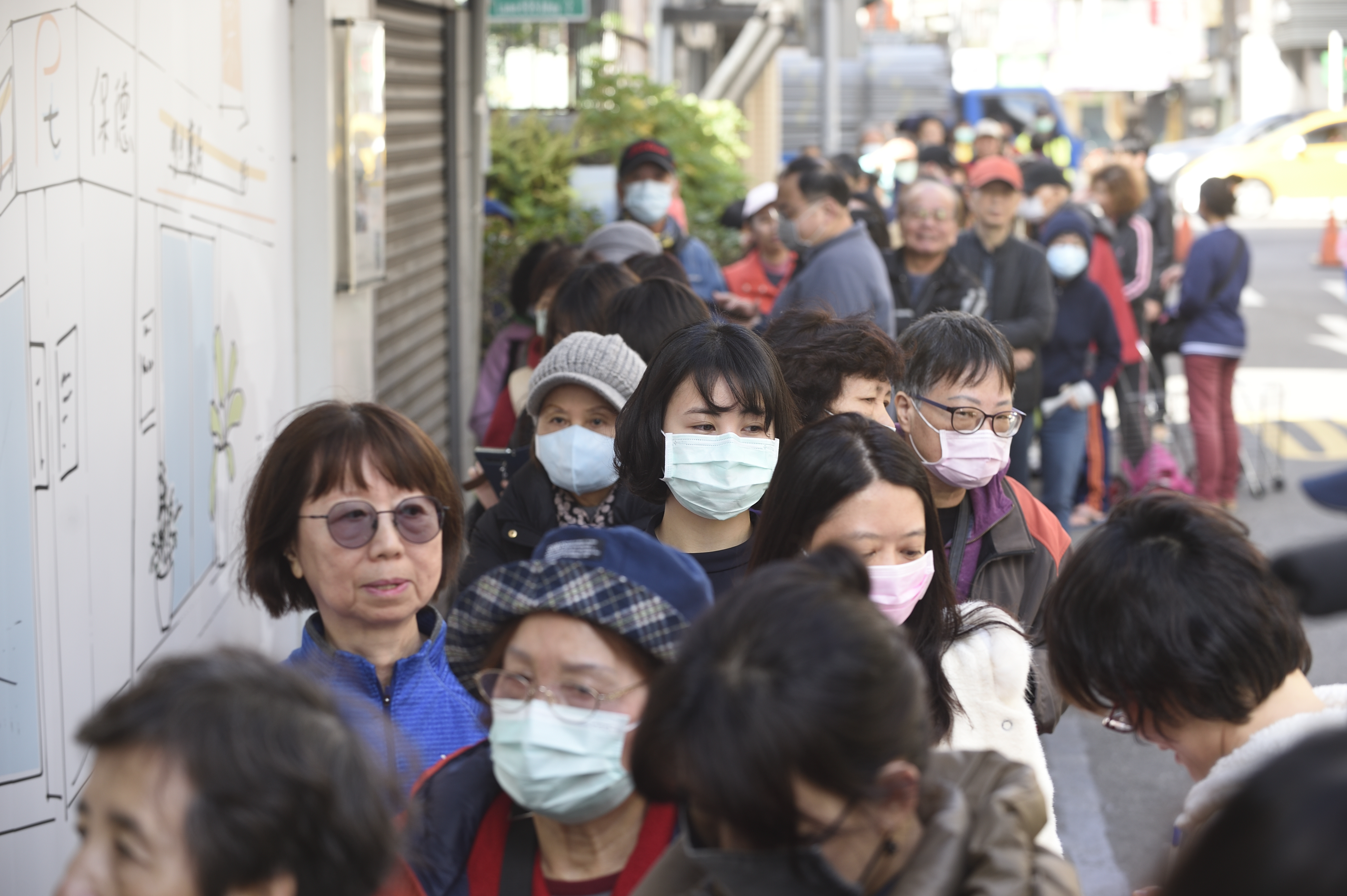 經濟部宣布延長口罩出口禁令、政府徵用口罩至四月底。