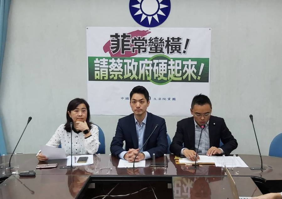 國民黨立院黨團今召開記者會，會中立委蔣萬安（中）、林奕華（左）者要求政府對菲禁令強烈回應。