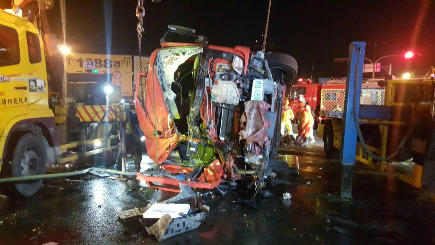 高市鳳祥分隊水箱車執勤遇車禍翻車,釀成1死4人輕重傷。(翻攝畫面)