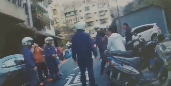 郭男帶槍趕赴現場助陣友人，過程中槍枝不慎掉落在地上。（翻攝畫面）