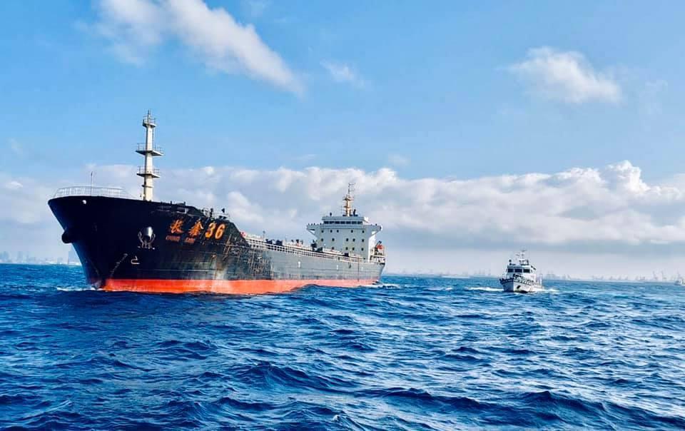 海巡署將2艘中國籍萬噸抽砂船押往拍賣。(海巡署提供)