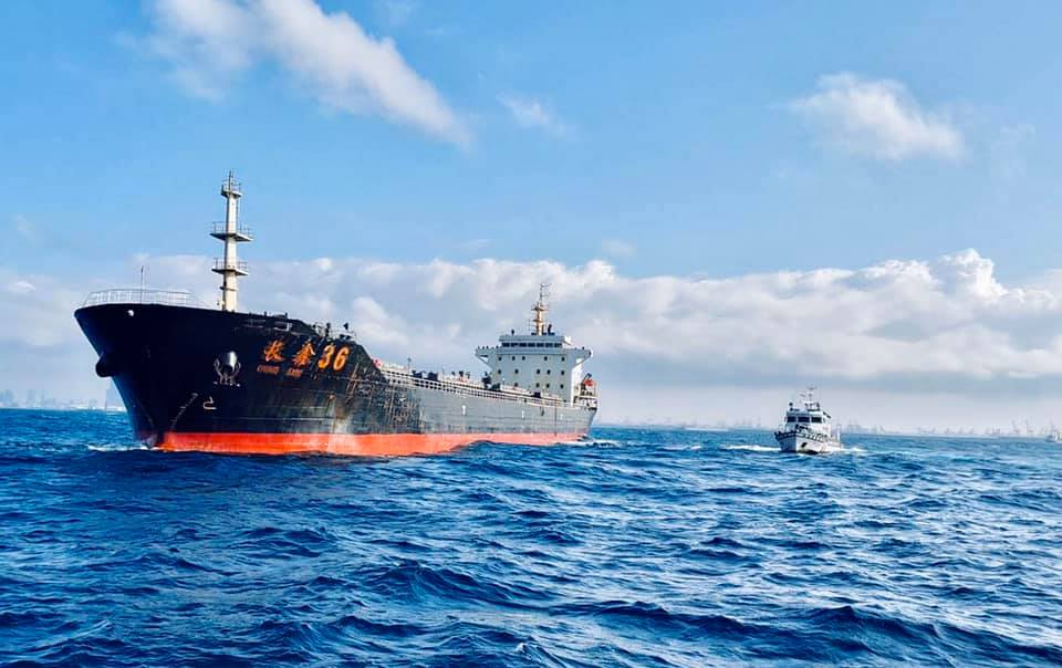 海巡署將2艘中國籍萬噸抽砂船押往拍賣。(海巡署提供)