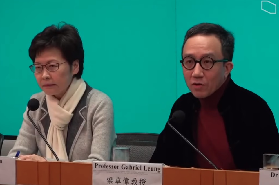 香港大學醫學院院長、公共衛生學專家梁卓偉（右）受訪時表示，如果疫情不受控，全球恐有60％人口受到感染。（翻攝自YouTube）