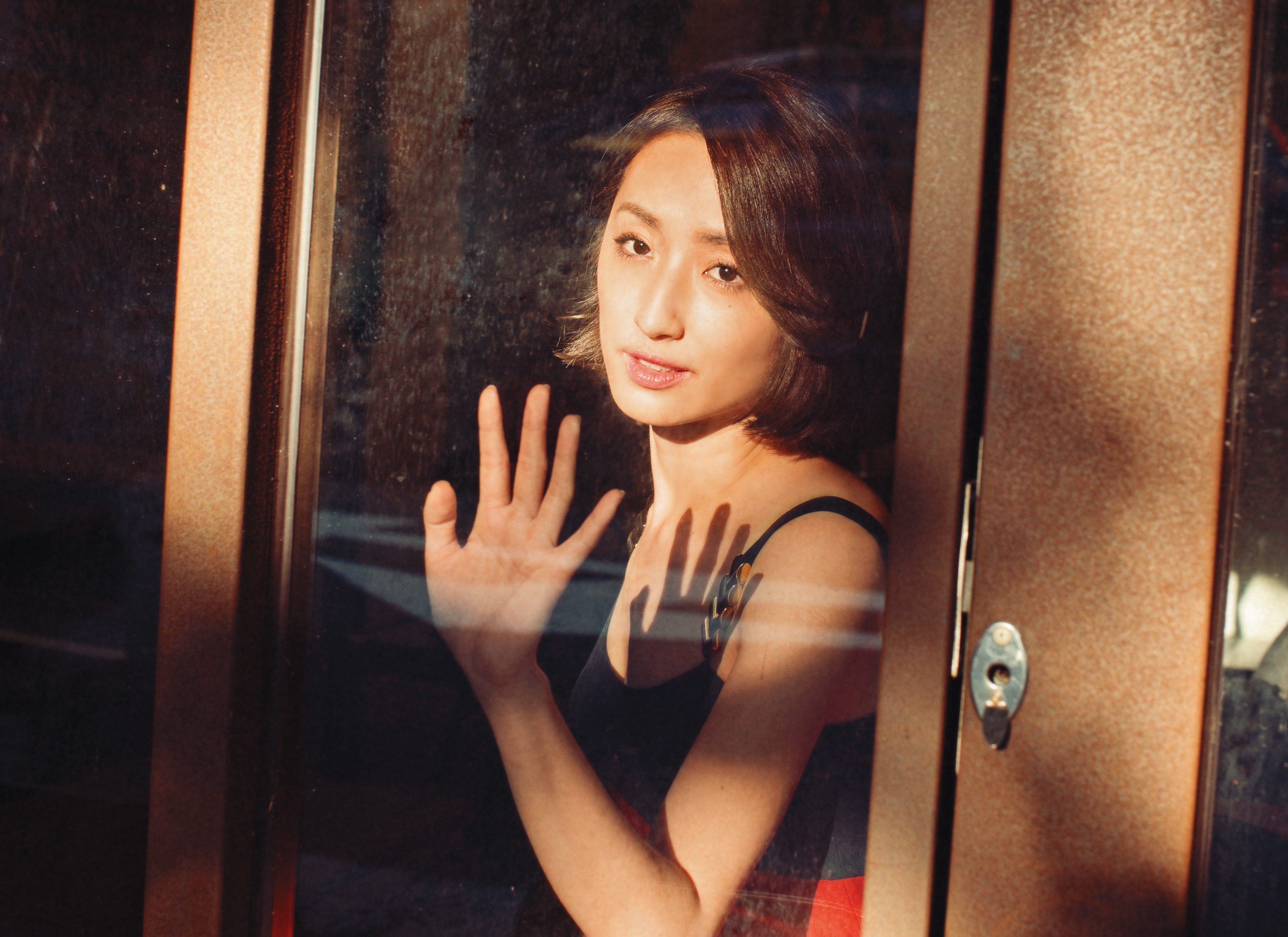 柯佳嬿說如果是向日葵,也不用活得像玫瑰,因為她個性內向,無法製造明星氣場。但星運是無法控制的,柯佳嬿走的就是玫瑰之路,她只有悶頭演,慢慢讓大家懂得她的節奏。