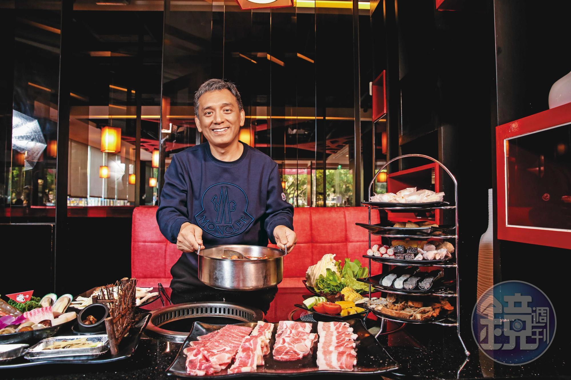 小蒙牛總經理高溢男原是豬肉批發商，喜歡投資的他用成本優勢成功切入火鍋吃到飽市場。