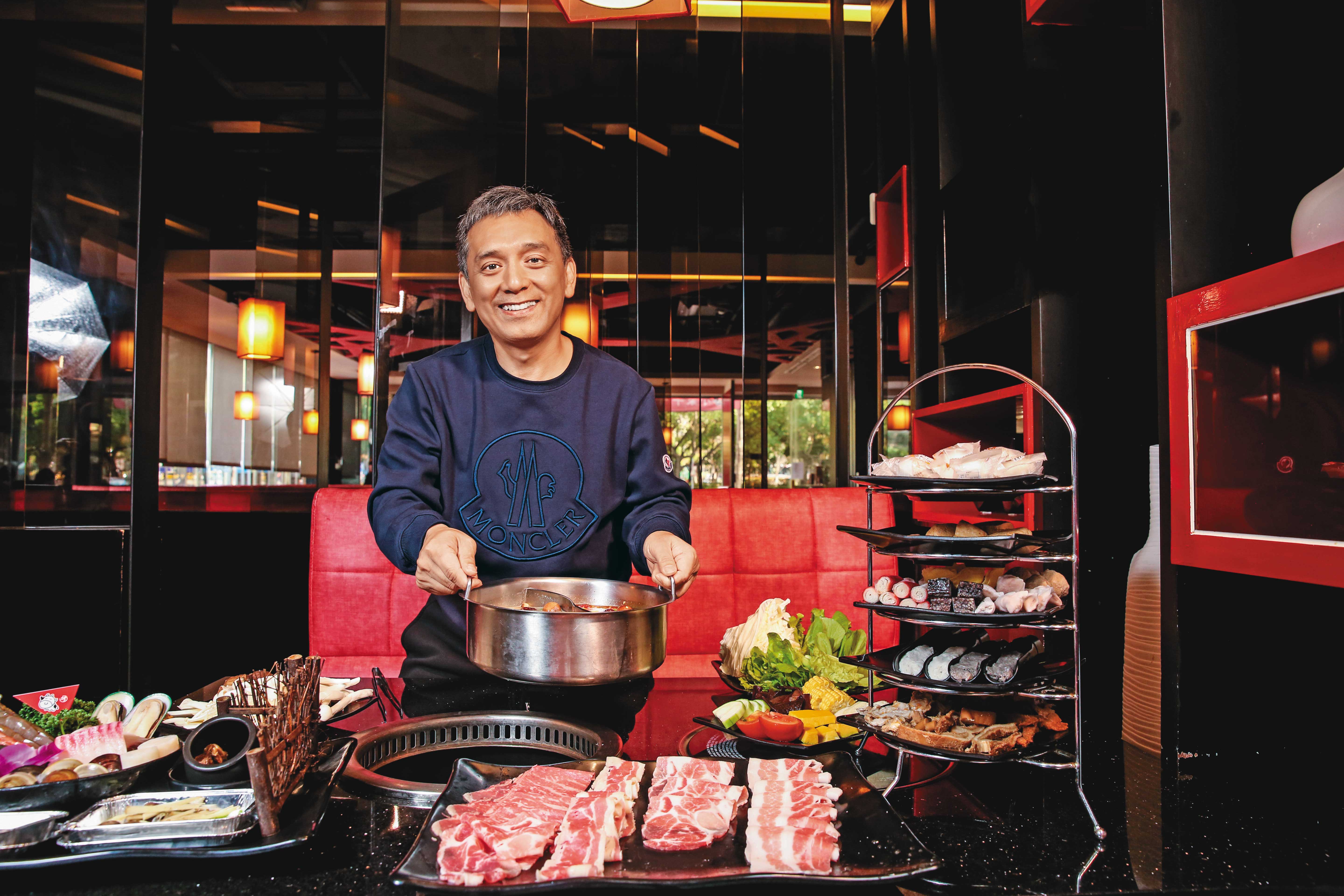 小蒙牛總經理高溢男原是豬肉批發商，喜歡投資的他用成本優勢成功切入火鍋吃到飽市場。