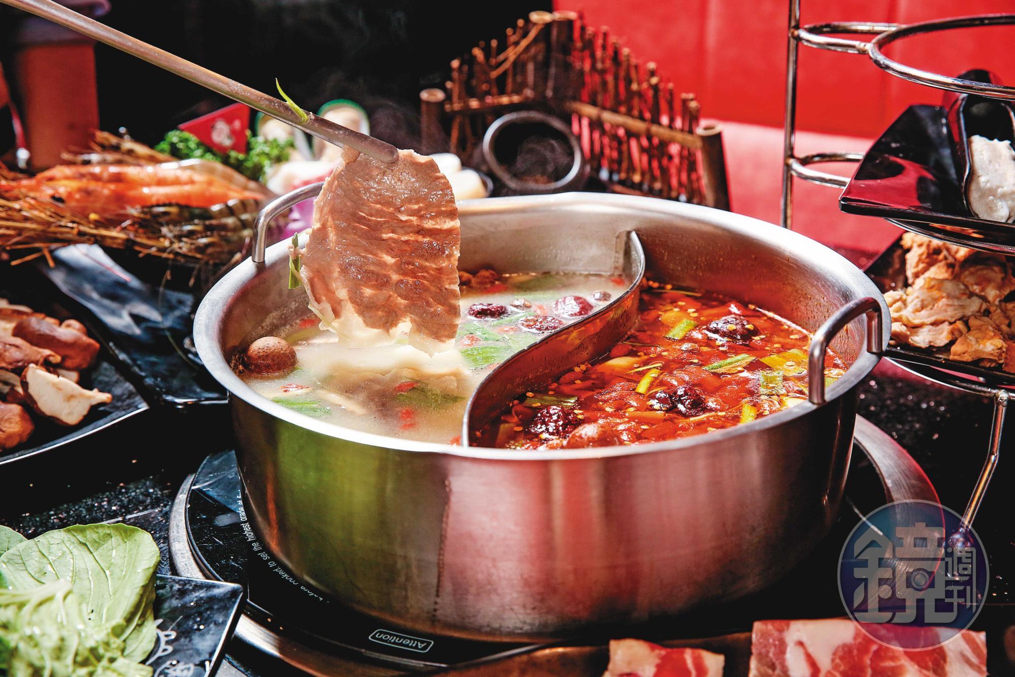 ↓小蒙牛有蒙古養生、蒙古麻辣、川味麻辣等6種鍋底，白湯香醇濃郁，紅湯麻辣卻不刺激。（平日午餐599元、晚餐及例假日699元，升級火烤加價49元）