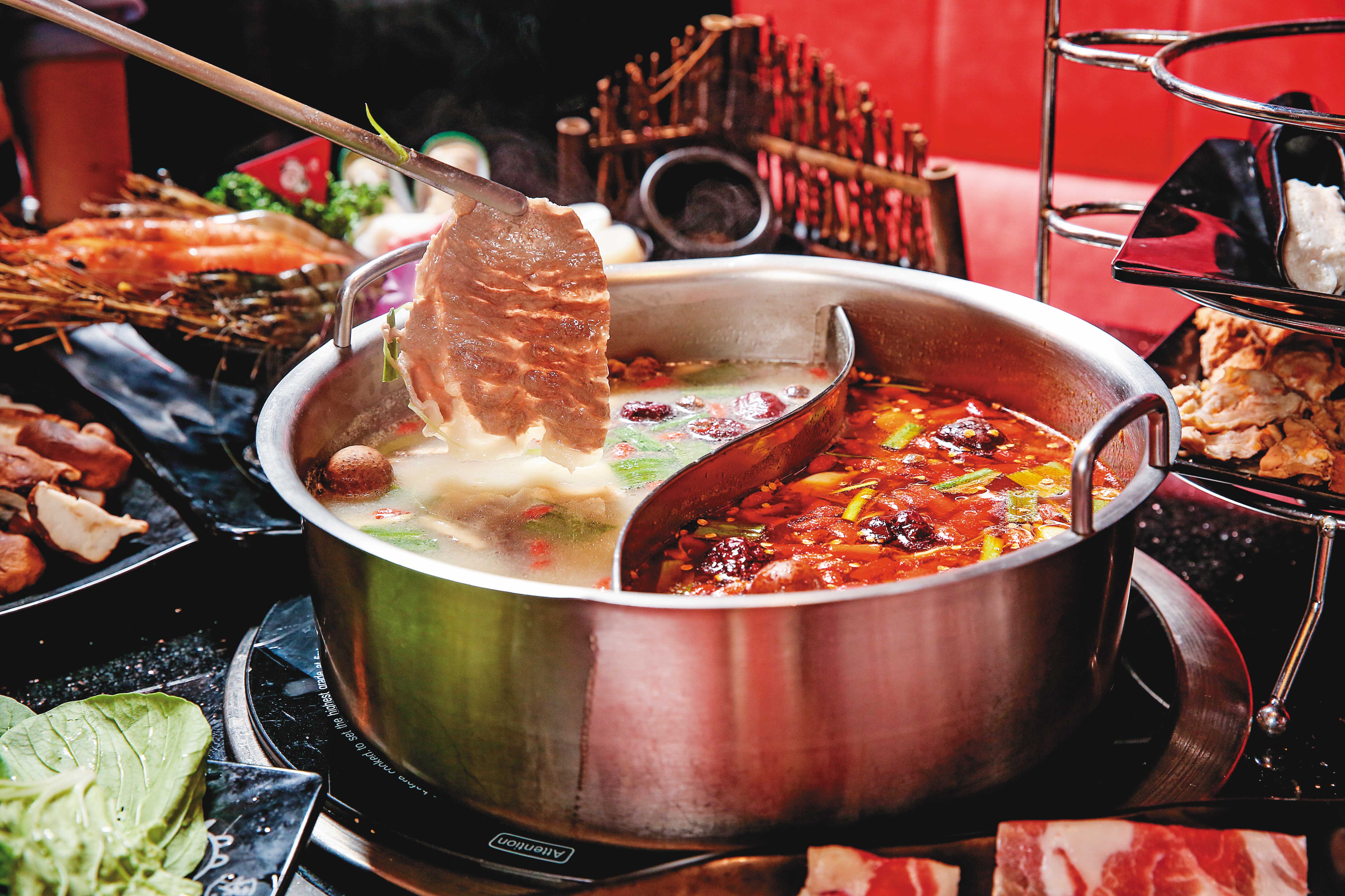 ↓小蒙牛有蒙古養生、蒙古麻辣、川味麻辣等6種鍋底，白湯香醇濃郁，紅湯麻辣卻不刺激。（平日午餐599元、晚餐及例假日699元，升級火烤加價49元）