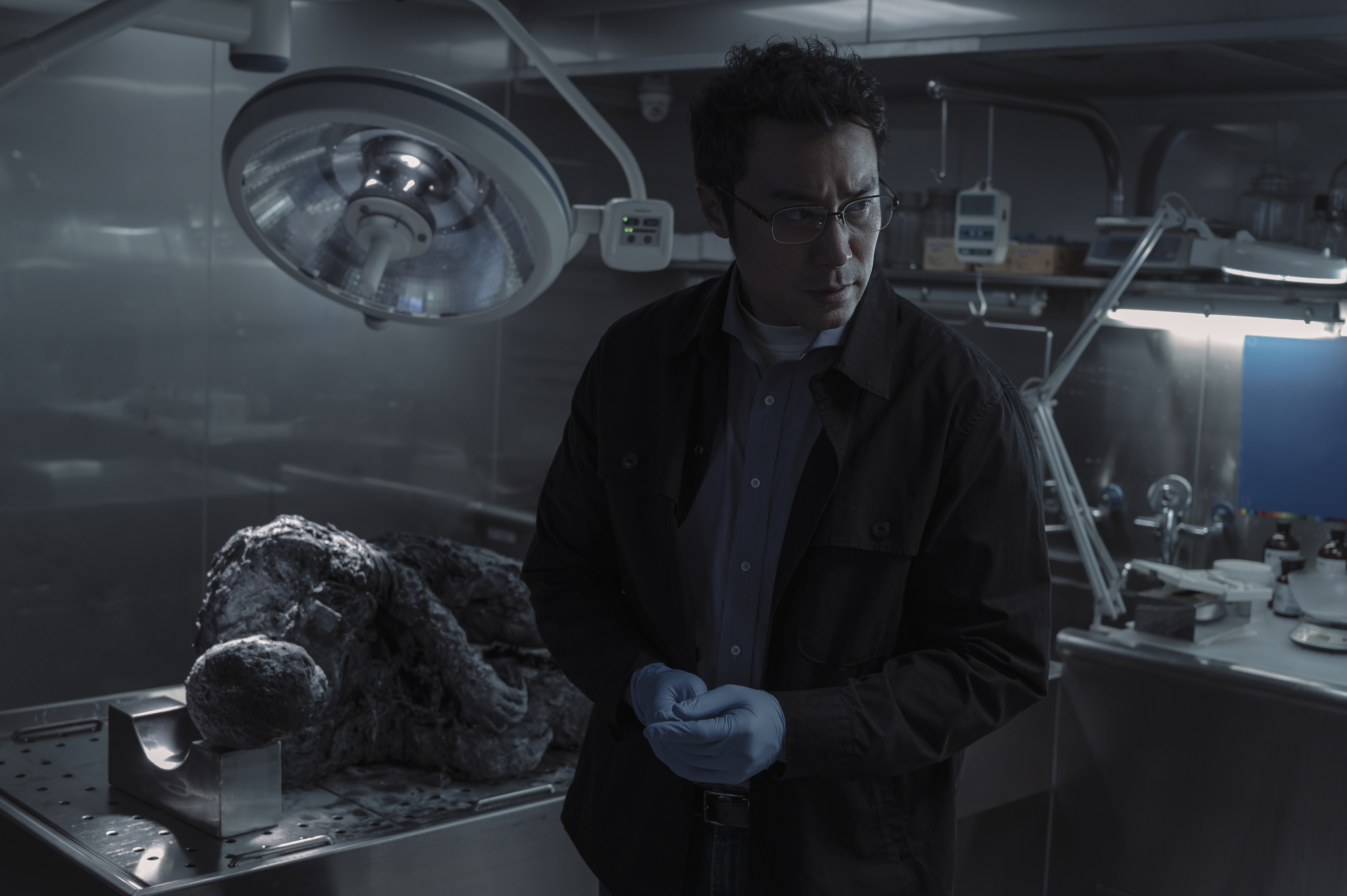 張孝全在《誰是被害者》飾演患有亞斯伯格症的鑑識官，他身後的屍體道具都是美術團隊逼真打造的成果。（Netlfix提供）