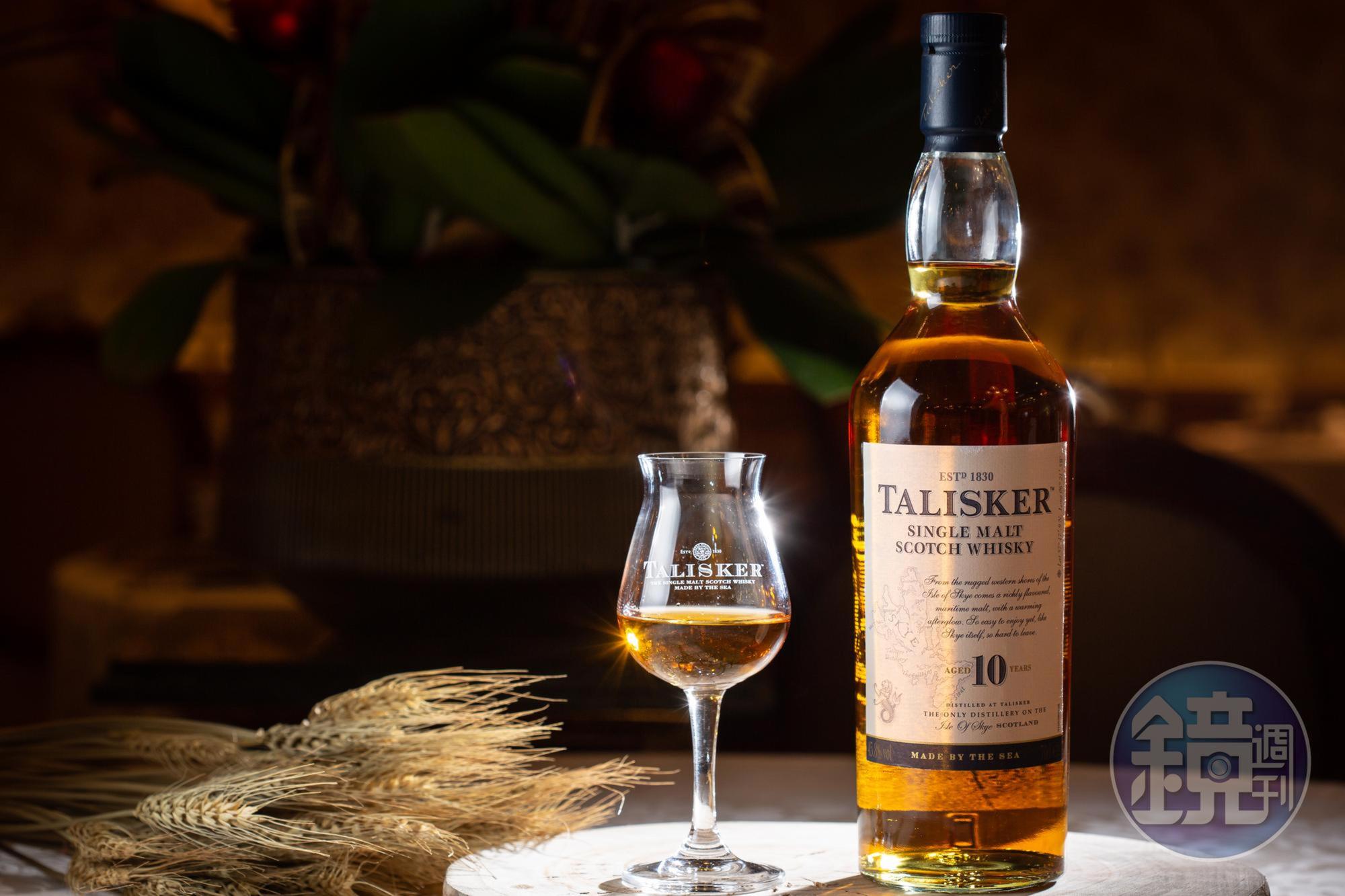 「Talisker泰斯卡10年單一麥芽威士忌」有海島威士忌特有的鹹鹹海潮味。(1,190元/瓶)