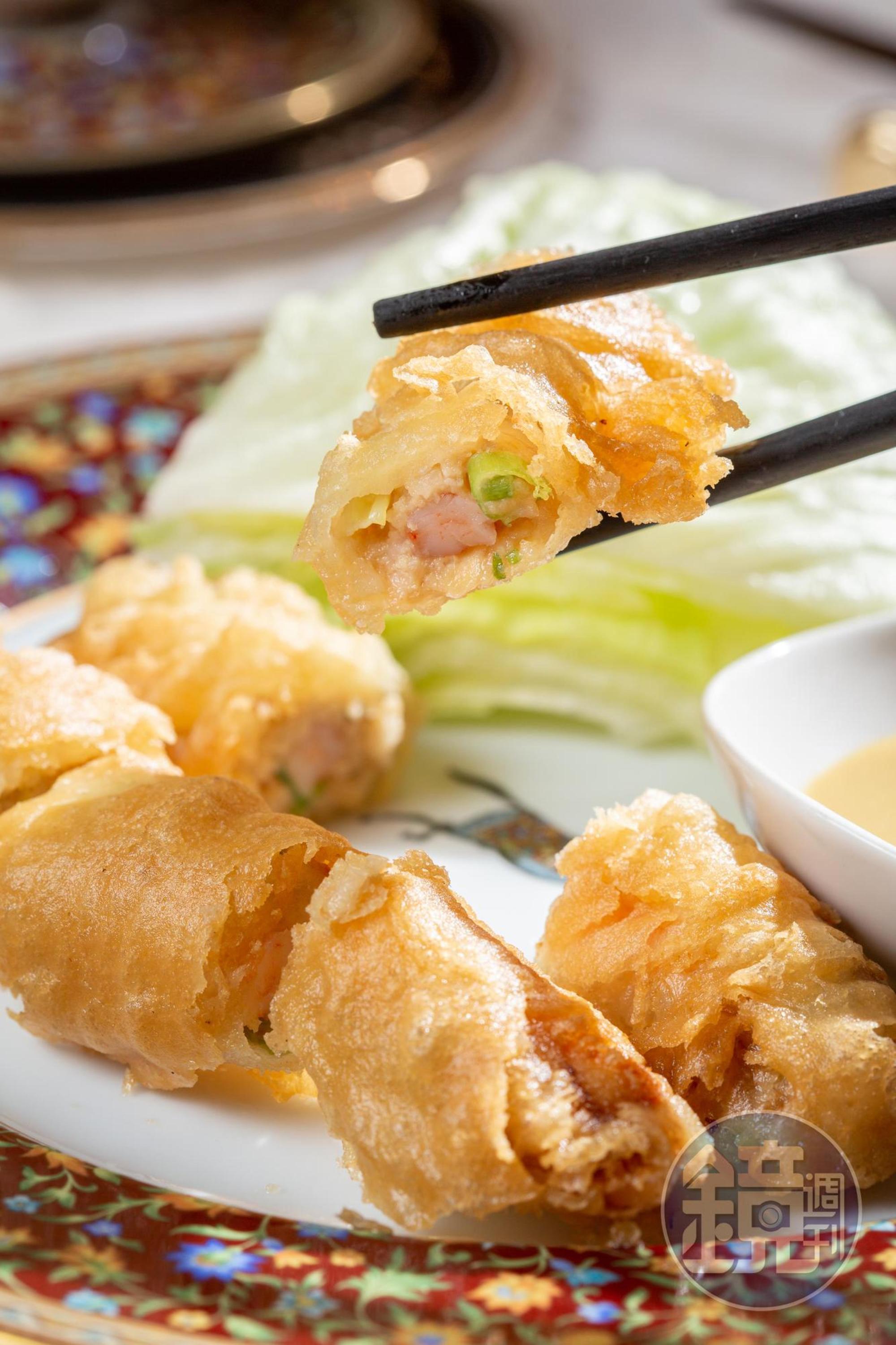 熱賣半世紀的「香酥鮮蝦卷」以豬網油包裹每日現剝的蝦仁,酥脆鮮甜。(180元/條)