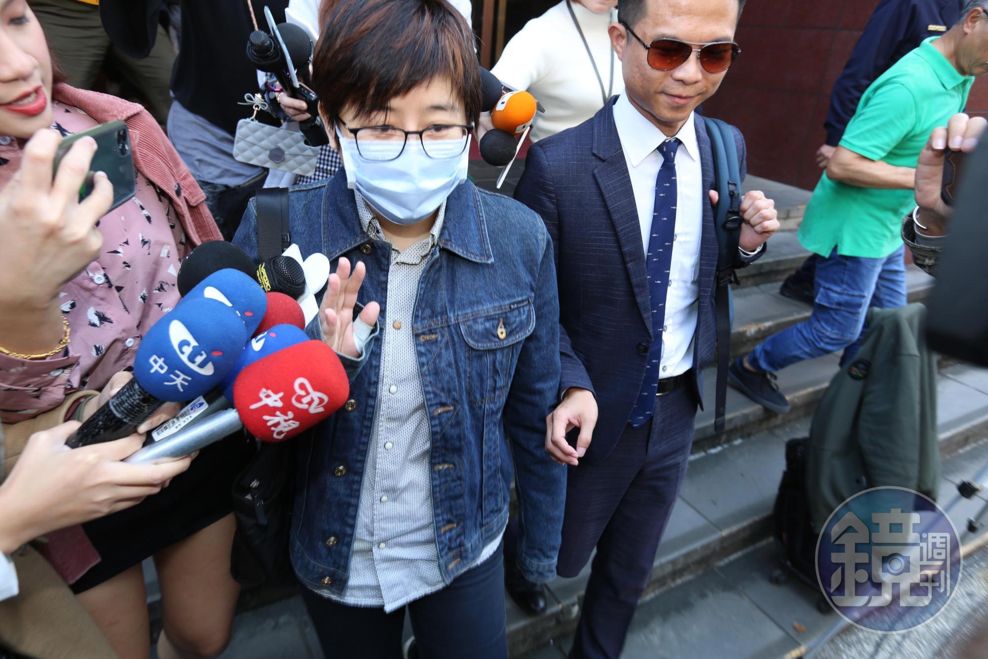 台北地院首度開庭審理卡神楊蕙如遭控網軍案，她出庭否認犯罪。