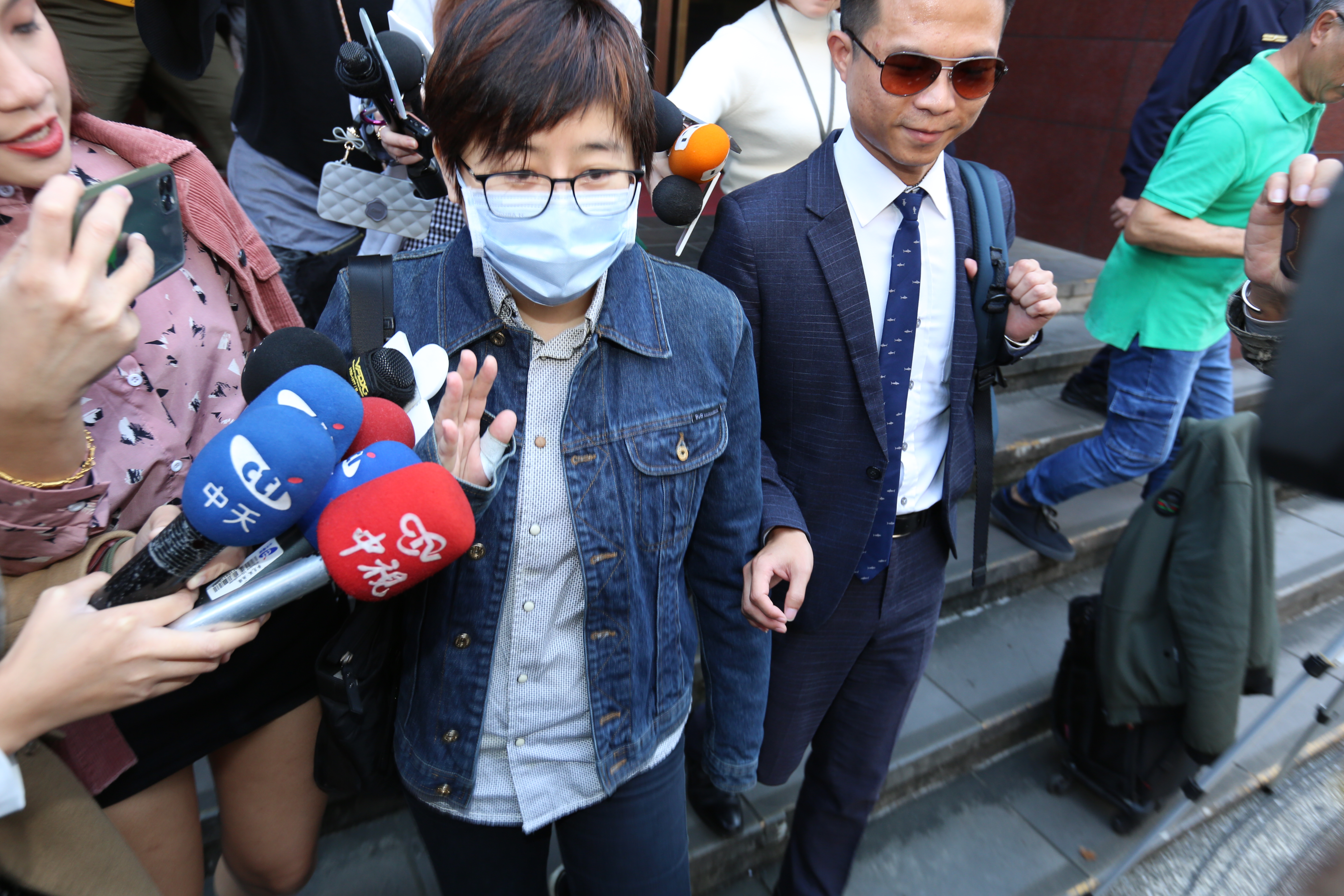 台北地院首度開庭審理卡神楊蕙如遭控網軍案，她出庭否認犯罪。