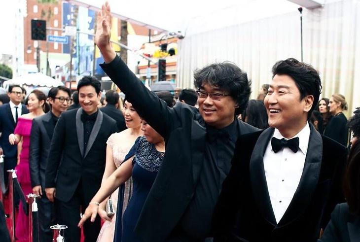 奉俊昊（右二）執導的《寄生上流》拿下奧斯卡最佳影片、最佳導演、最佳國際電影、最佳原創劇本4項大獎。（翻攝自CATCHPLAY臉書）