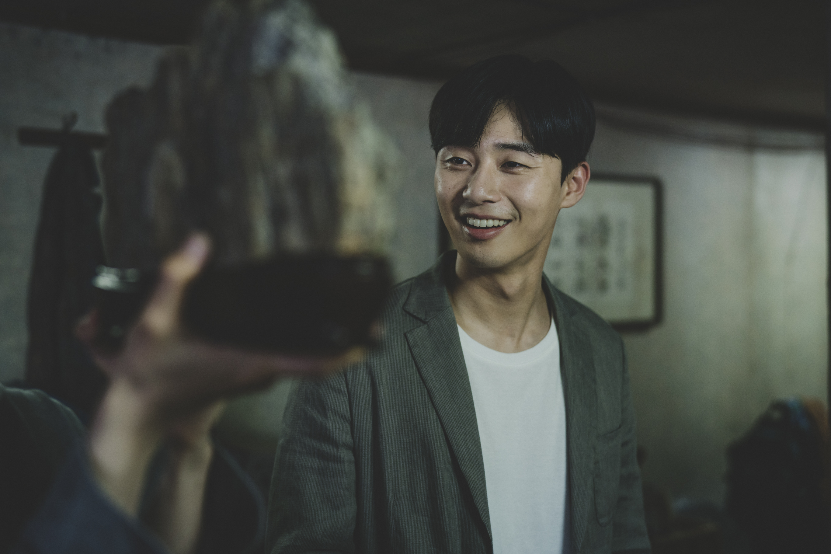 朴敘俊送給金家的假山石像個「關鍵字」,一個往上爬;甚至不惜成為一個「贗品」的提醒。(Catchplay提供)