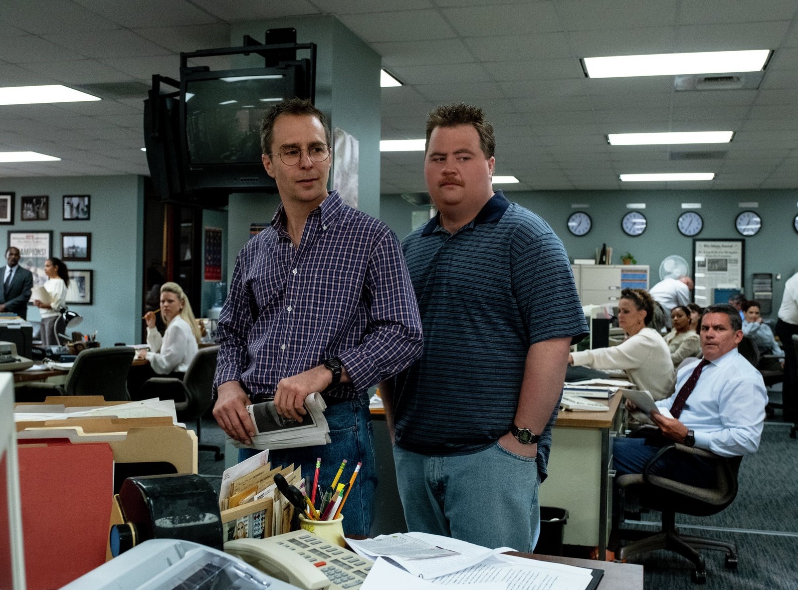 奧斯卡得主山姆洛克威爾(左)飾演辯護律師華森、飾演李察朱威爾的保羅華特豪澤,還原當年的爆炸案英雄,如何被輿論未審先判。(華納兄弟提供)