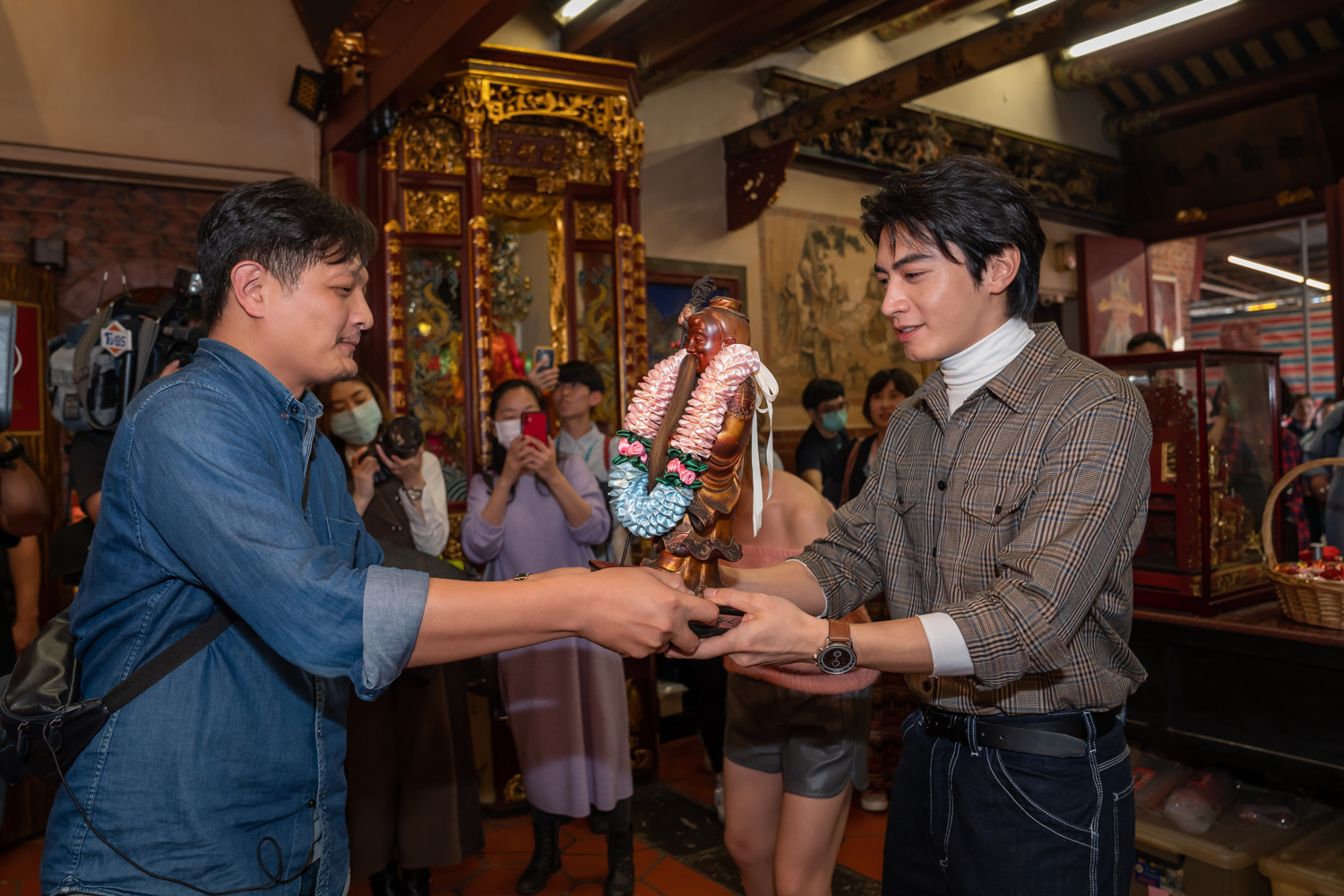 宋柏緯從廟方接過月老神像。（TVBS提供）