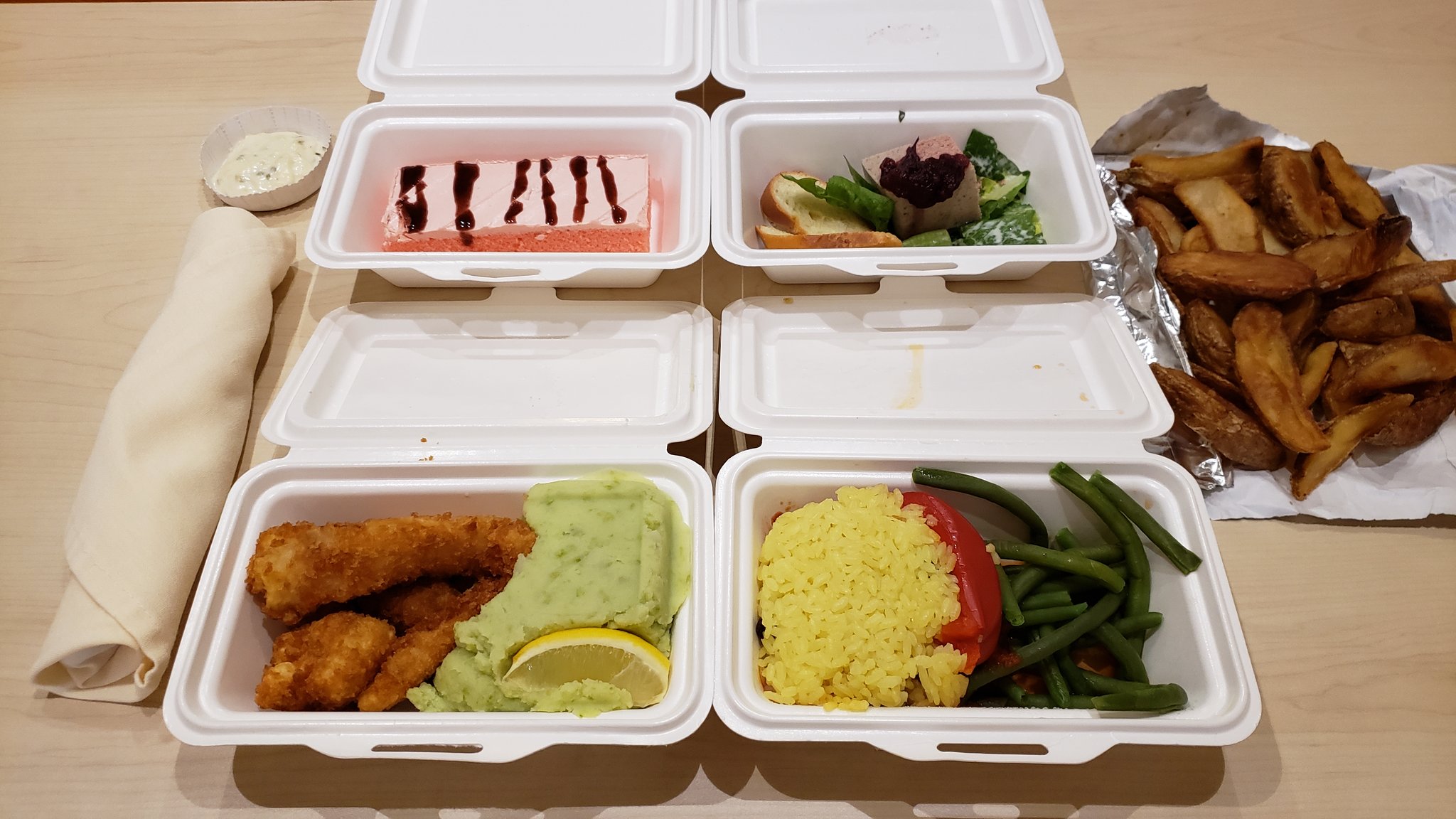 為了振奮乘客精神，鑽石公主號在情人節這天特地準備了不一樣的情人節特別餐點。（翻攝推特）