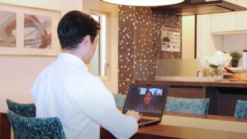 遠程辦公能避免通勤與職場的飛沫傳染風險，因此受到日人關注。（翻攝自推特）