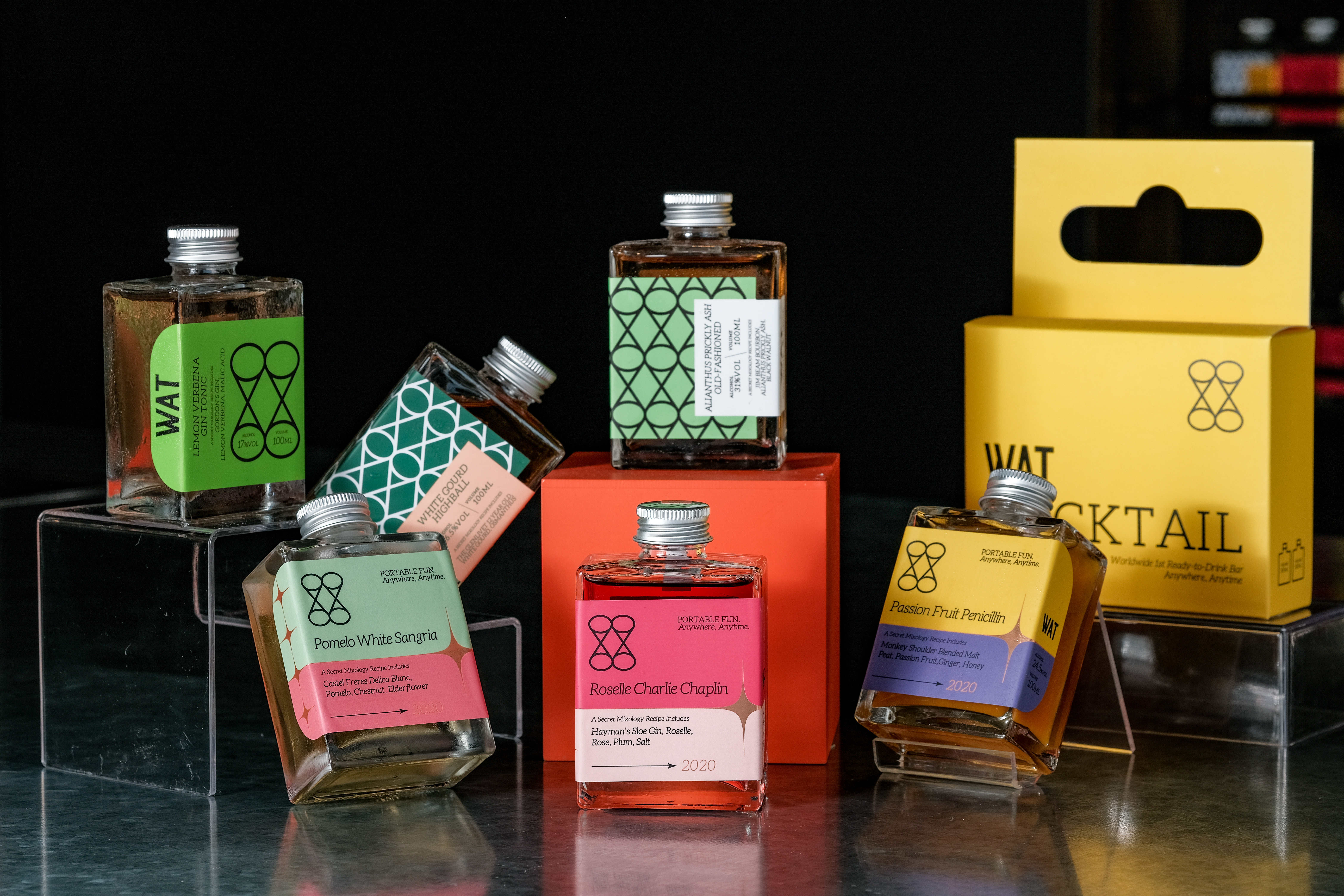 「WAT」瓶裝調酒風味分為「水果味」「香氣濃」「氣泡爽」「欠酒精」4類，酒標醒目，很有識別度。（前排左起「文旦桑格莉亞」「洛神查理卓别林」「百香果盤尼西林」，皆200元／瓶；後排左起「檸檬馬鞭草琴湯尼」「冬瓜蜜高球」，皆180元／瓶、「刺蔥老式經典」，220元／瓶）