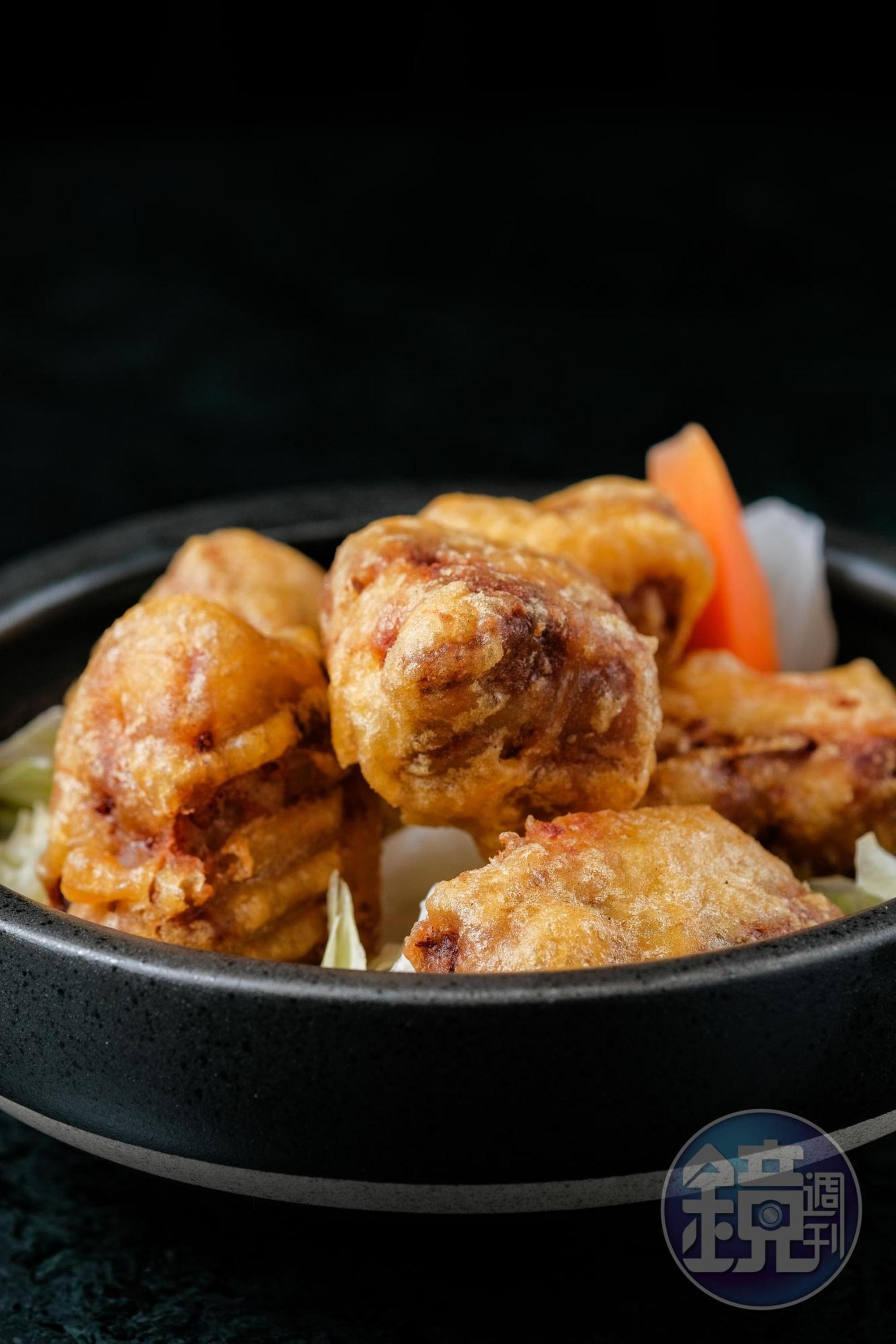 阿霞飯店人氣小點「手工炸蝦棗」,配上氣泡型調酒,相當涮嘴。(220元/份)