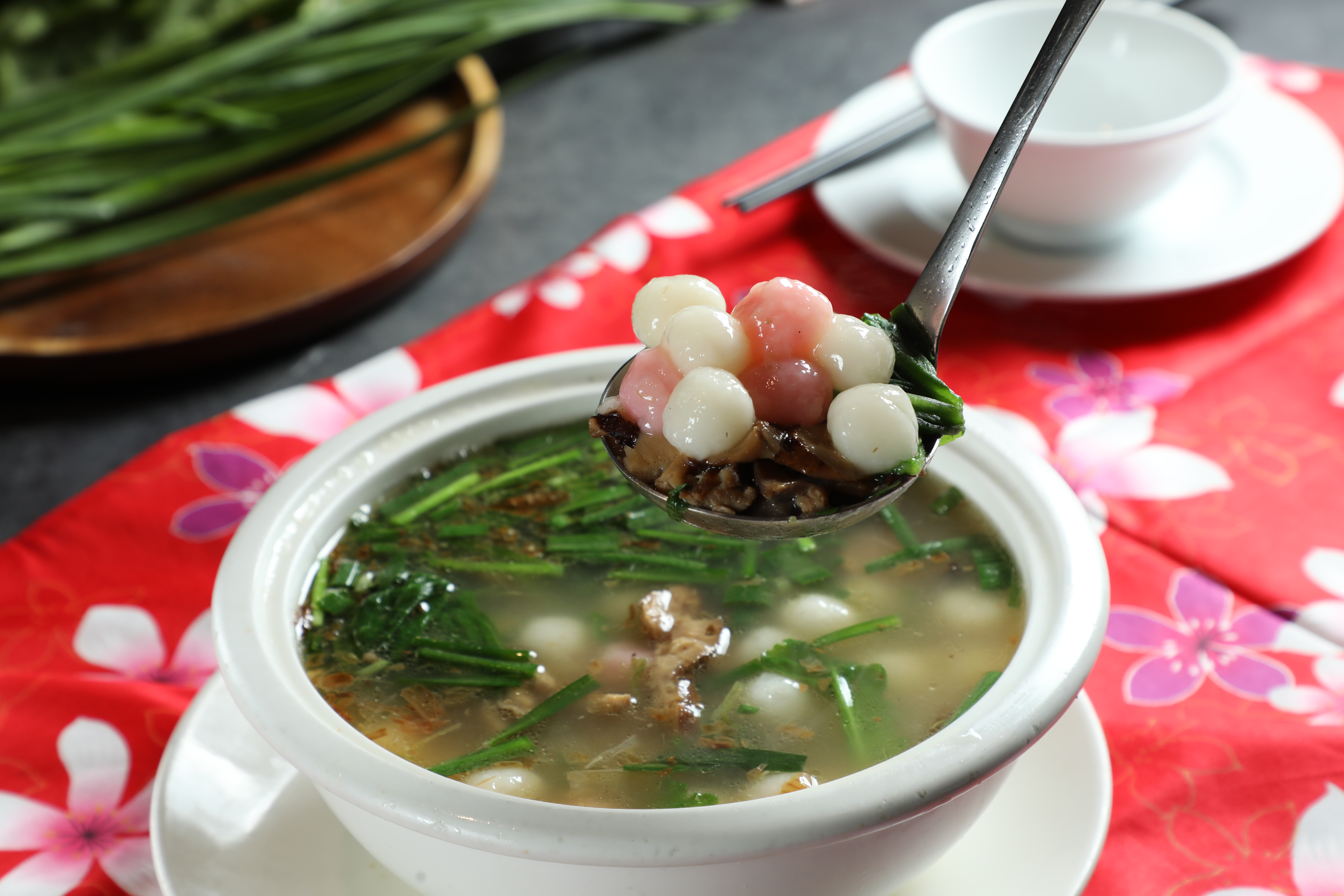 「逸鄉園」的「客家鹹湯圓」，用煮白斬雞的高湯為底，加入爆香的炒料、茼蒿、韭菜，滋味相當豐富有層次，又能吃飽。