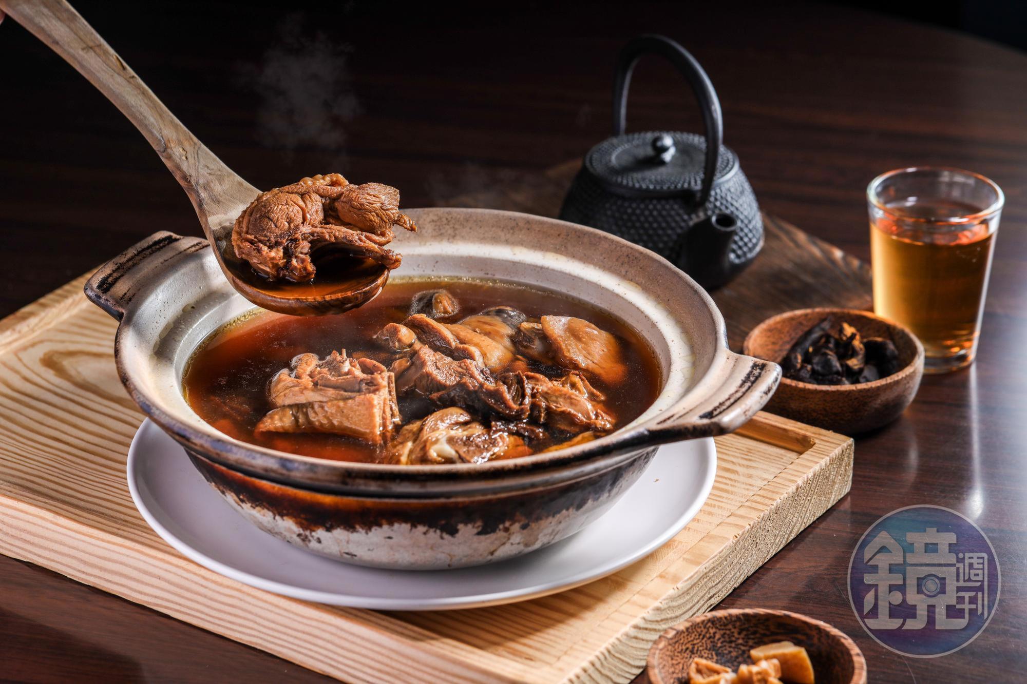 「家家客家菜館」的招牌菜「陳年老菜脯雞湯」,加了2種菜脯燉煮。