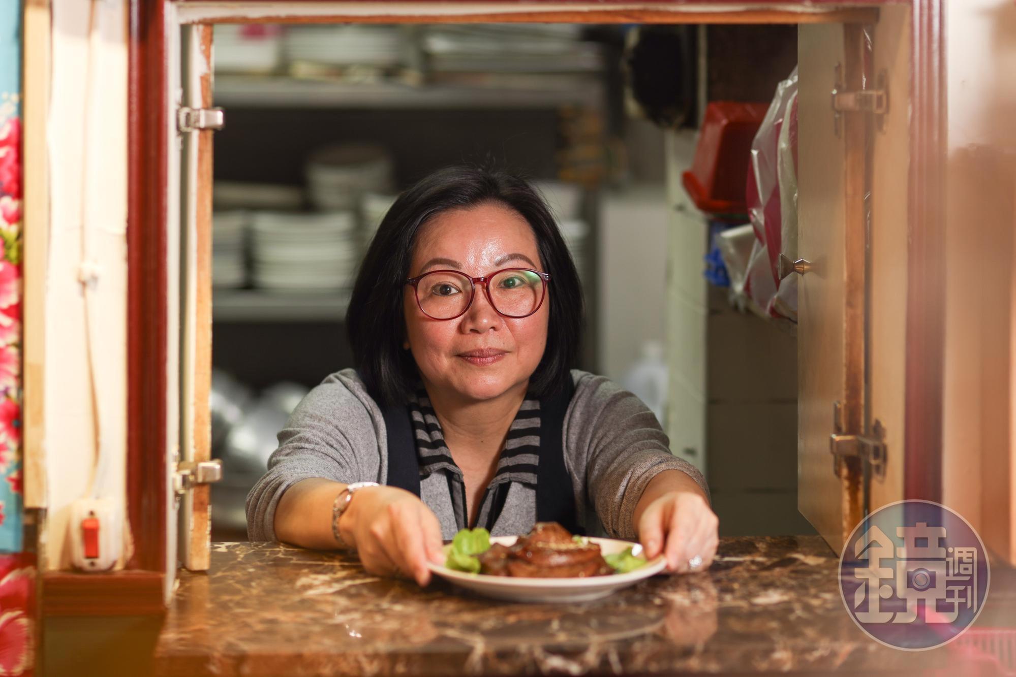 老闆娘林燕鈴會親自到客家庄採購老菜脯或食材。