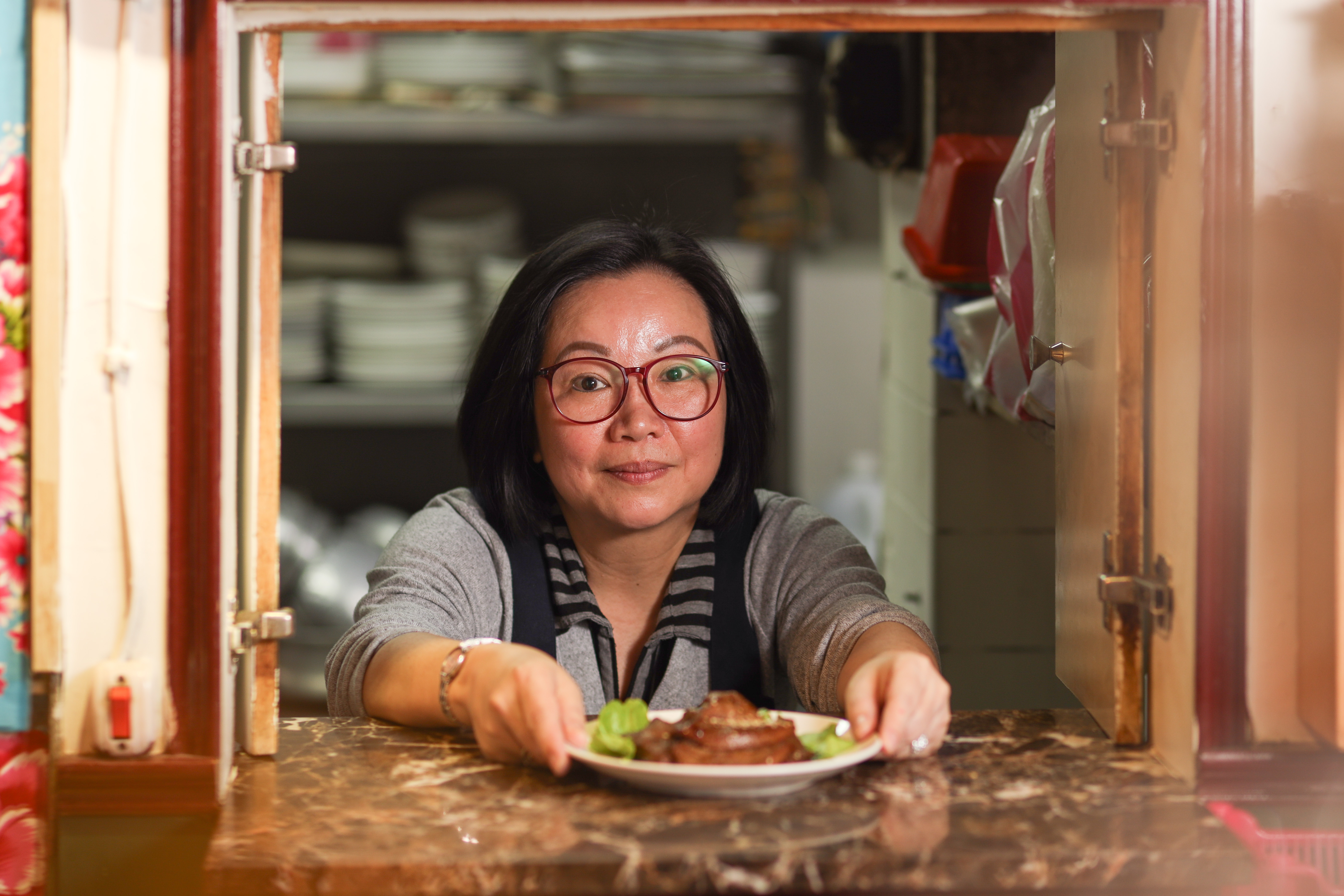 老闆娘林燕鈴會親自到客家庄採購老菜脯或食材。