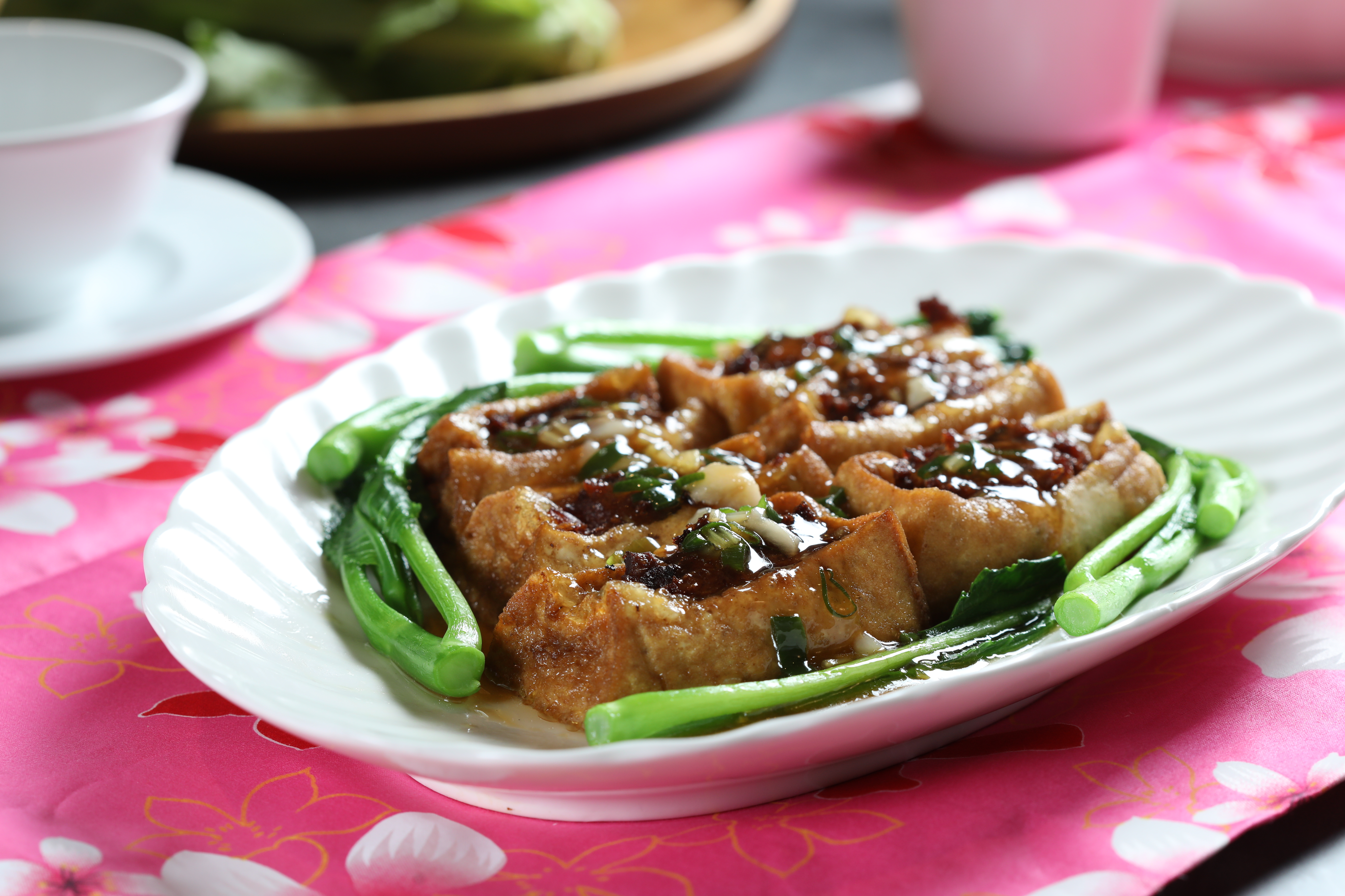 「客家釀豆腐」是在板豆腐裡填進絞肉餡，味道清爽，口感有軟有脆。（280元／小份）